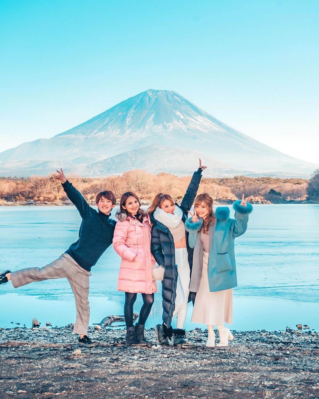 のインスタグラム：「富士山を見に行ってきました🗻  去年富士山目当てでお出かけした時は、曇っていて見られなかったので念願の😭！！ 雲一つなくて、一日中キレイに拝むことが出来ました。 キレイすぎて合成みたいだったよ😂  撮影したり、探検したり、食レポしたり、今回も楽しい旅🚙 大自然の中で癒された〜☺️！！  知らないうちに動画も沢山撮っててくれてありがとう笑  素敵なスポットが沢山あったので、また投稿します📸  #富士山 #ふじさん #🗻 #mtfuji #日帰りドライブ #ドライブ #旅行 #小旅行 #車旅 #旅 #日本 #富士山が好き #富士山スポット #富士山撮影 #富士山撮影スポット #ほうとう不動 #食レポ #山梨 #河口湖 #山中湖 #冬 #冬景色」