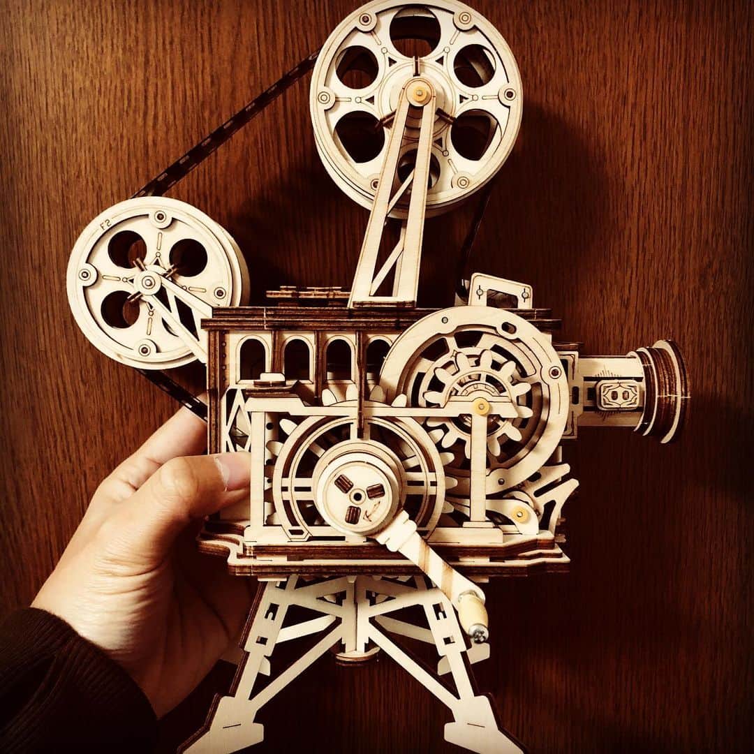 井澤惇のインスタグラム：「映写機できたー！チャップリンが踊るっ！！ #金曜ロードショーおじさん」