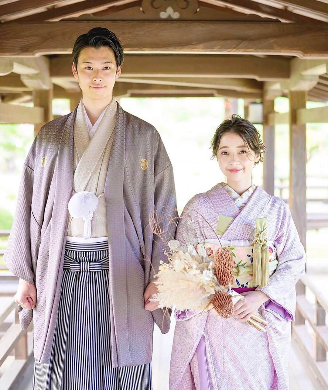 プレ花嫁の結婚式準備アプリ♡ -ウェディングニュースさんのインスタグラム写真 - (プレ花嫁の結婚式準備アプリ♡ -ウェディングニュースInstagram)「組み合わせやポーズの参考になる♡和装フォト9選💜﻿ ﻿ ﻿ ﻿ ﻿ ﻿ ➸➸➸➸➸➸➸💒➸➸➸➸➸➸➸﻿ 💚結婚式のお悩み﻿ 💚式場探しのお手伝い﻿ 💚指輪・ドレスなどショップの提案﻿ ﻿ など＊元プランナーに無料で🏡から相談できる♪﻿ ﻿ LINE相談カウンター： @weddingnews_lines﻿ ➸➸➸➸➸➸➸➸➸➸➸➸➸➸➸➸﻿ ﻿ ﻿ ﻿ こちらのお写真は @the_dress_room さんからリグラムさせていただきました🌟ありがとうございました😊✨﻿ ﻿  ﻿ ﻿ ﻿ カバーは﻿ ラベンダーの新郎新婦コーデ💜﻿ ﻿ ラベンダーの総絞りのお着物に﻿ 抹茶色のお小物、﻿ カラフルなお花柄の帯を合わせた﻿ 鮮やかな #コーディネート 🥂﻿ ﻿ とっても素敵ですよね🥰﻿ ﻿ ﻿ 他のフォトも素敵なので﻿ ぜひスワイプ👉🏻してみてくださいね💕﻿ ﻿ ﻿ ﻿ ﻿ ﻿ ＼📷投稿お待ちしています／﻿ ﻿ 花嫁はもちろん、業者さんも大歓迎✨﻿ アナタのお写真や動画をご紹介してもOKという方は、ぜひ #ウェディングニュース に投稿してください💕﻿ 他のSNSでも掲載させていただく可能性がございます𓅪﻿ ﻿ …………………………………………﻿ 💚LINE相談カウンターとは？﻿ ﻿ 完全無料🏡からLINEで元 #ウェディング プランナーに相談できちゃう♪﻿ ﻿ 🌸どの式場を選んでよいかわからない﻿ ﻿ 🌸 #結婚式準備 の進め方がわからない﻿ ﻿ 🌸 指輪はどこで買うのがおすすめ？﻿ ﻿ 🌸近場でドレスやエステを予約したい﻿ ﻿ 🌸ゲストってどこまで招待すればいいの？新郎より人数多くてもいい？﻿ ﻿ #結婚式 に関する事ならなんでもOK♪﻿ ﻿ @weddingnews_lines のURLからお友達登録してね✨﻿ ﻿ ﻿ #プレ花嫁 #結婚  #花嫁 #ウエディング  #プレ花嫁準備 #2020冬婚 #日本中のプレ花嫁さんと繋がりたい #和装 #和装前撮り #前撮り #色打掛  #白無垢 #着物 #振袖 #前撮りポーズ #和婚 #ファッション #ウェディングフォト #フォトウェディング #ロケーションフォト #入籍 #婚姻届 #記念日 #カップル﻿」1月23日 22時02分 - weddingnews_editor