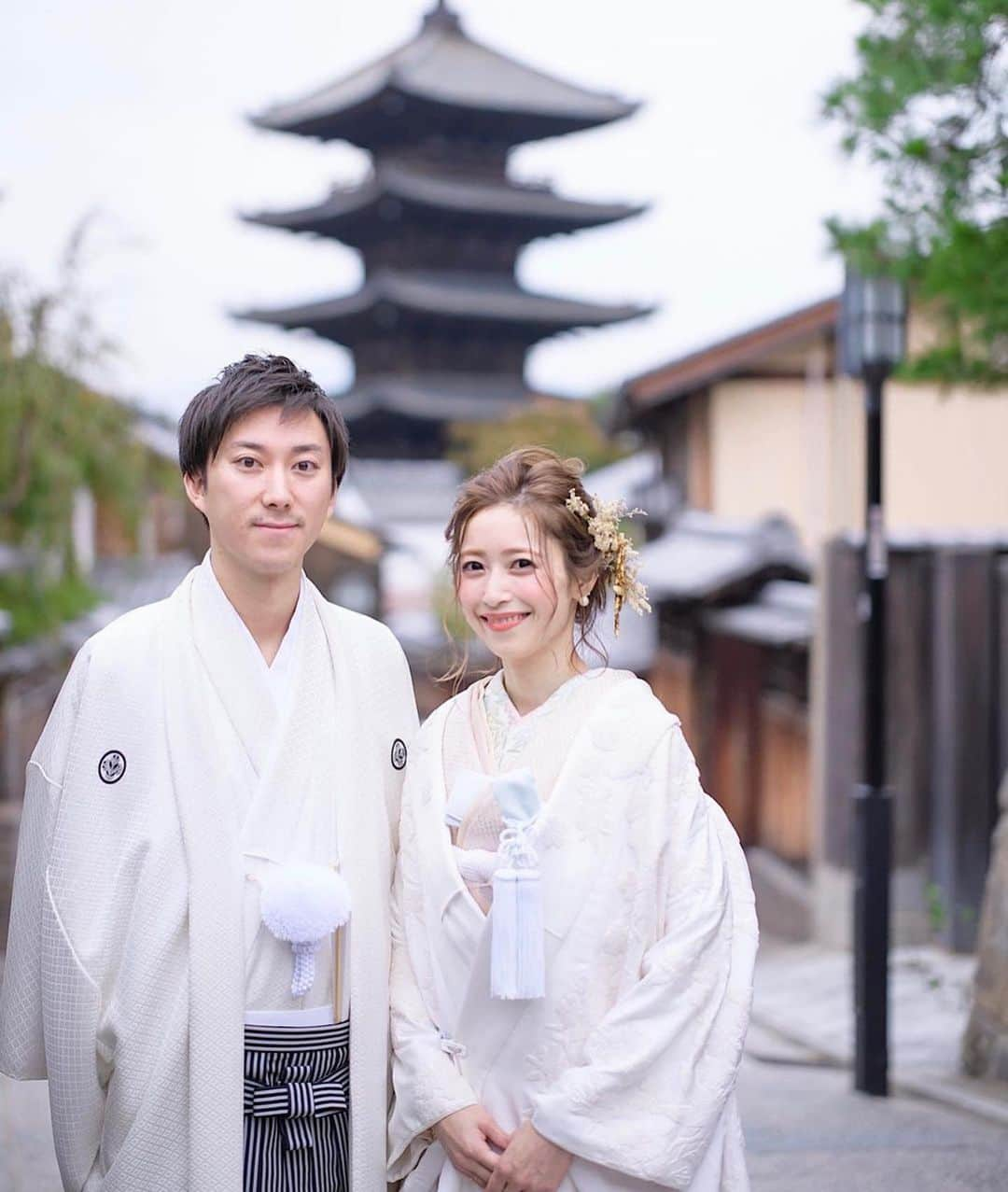 プレ花嫁の結婚式準備アプリ♡ -ウェディングニュースさんのインスタグラム写真 - (プレ花嫁の結婚式準備アプリ♡ -ウェディングニュースInstagram)「組み合わせやポーズの参考になる♡和装フォト9選💜﻿ ﻿ ﻿ ﻿ ﻿ ﻿ ➸➸➸➸➸➸➸💒➸➸➸➸➸➸➸﻿ 💚結婚式のお悩み﻿ 💚式場探しのお手伝い﻿ 💚指輪・ドレスなどショップの提案﻿ ﻿ など＊元プランナーに無料で🏡から相談できる♪﻿ ﻿ LINE相談カウンター： @weddingnews_lines﻿ ➸➸➸➸➸➸➸➸➸➸➸➸➸➸➸➸﻿ ﻿ ﻿ ﻿ こちらのお写真は @the_dress_room さんからリグラムさせていただきました🌟ありがとうございました😊✨﻿ ﻿  ﻿ ﻿ ﻿ カバーは﻿ ラベンダーの新郎新婦コーデ💜﻿ ﻿ ラベンダーの総絞りのお着物に﻿ 抹茶色のお小物、﻿ カラフルなお花柄の帯を合わせた﻿ 鮮やかな #コーディネート 🥂﻿ ﻿ とっても素敵ですよね🥰﻿ ﻿ ﻿ 他のフォトも素敵なので﻿ ぜひスワイプ👉🏻してみてくださいね💕﻿ ﻿ ﻿ ﻿ ﻿ ﻿ ＼📷投稿お待ちしています／﻿ ﻿ 花嫁はもちろん、業者さんも大歓迎✨﻿ アナタのお写真や動画をご紹介してもOKという方は、ぜひ #ウェディングニュース に投稿してください💕﻿ 他のSNSでも掲載させていただく可能性がございます𓅪﻿ ﻿ …………………………………………﻿ 💚LINE相談カウンターとは？﻿ ﻿ 完全無料🏡からLINEで元 #ウェディング プランナーに相談できちゃう♪﻿ ﻿ 🌸どの式場を選んでよいかわからない﻿ ﻿ 🌸 #結婚式準備 の進め方がわからない﻿ ﻿ 🌸 指輪はどこで買うのがおすすめ？﻿ ﻿ 🌸近場でドレスやエステを予約したい﻿ ﻿ 🌸ゲストってどこまで招待すればいいの？新郎より人数多くてもいい？﻿ ﻿ #結婚式 に関する事ならなんでもOK♪﻿ ﻿ @weddingnews_lines のURLからお友達登録してね✨﻿ ﻿ ﻿ #プレ花嫁 #結婚  #花嫁 #ウエディング  #プレ花嫁準備 #2020冬婚 #日本中のプレ花嫁さんと繋がりたい #和装 #和装前撮り #前撮り #色打掛  #白無垢 #着物 #振袖 #前撮りポーズ #和婚 #ファッション #ウェディングフォト #フォトウェディング #ロケーションフォト #入籍 #婚姻届 #記念日 #カップル﻿」1月23日 22時02分 - weddingnews_editor