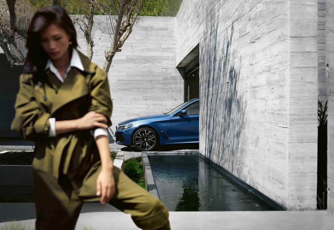 BMW Thailandさんのインスタグラム写真 - (BMW ThailandInstagram)「เพราะทุก “ความสำเร็จ” ต้องการ “เพื่อนร่วมทาง” ที่สำคัญเสมอ เปลี่ยนชีวิตให้เป็นไปในแบบที่คุณต้องการ ไปกับ The New BMW 5 Series รถยนต์ที่คิดค้นและออกแบบมาเพื่อความอิสระในการใช้ชีวิตอย่างแท้จริง  ในราคาเริ่มต้นที่ 2,999,000 บาท สอบถามรายละเอียดเพิ่มเติมได้ที่ผู้จำหน่ายฯ อย่างเป็นทางการทั่วประเทศ  สอบถามข้อมูลเพิ่มเติมได้ที่  - BMW Contact Center : 1397  - Line : @BMWLeasing : https://lin.ee/e8LSXa4  - ข้อมูลเพิ่มเติมคลิก : https://bit.ly/3bPcuXE  *เงื่อนไขเป็นไปตามที่บริษัทฯ กำหนด  #BMW #BMWTH #THE5 #ElectrifYou #PluginHybrid #ChangeTheWayYouLead #LeadTheWayYouChange #JOYisBMW #สุนทรียภาพแห่งการขับขี่」1月23日 22時08分 - bmwthailand