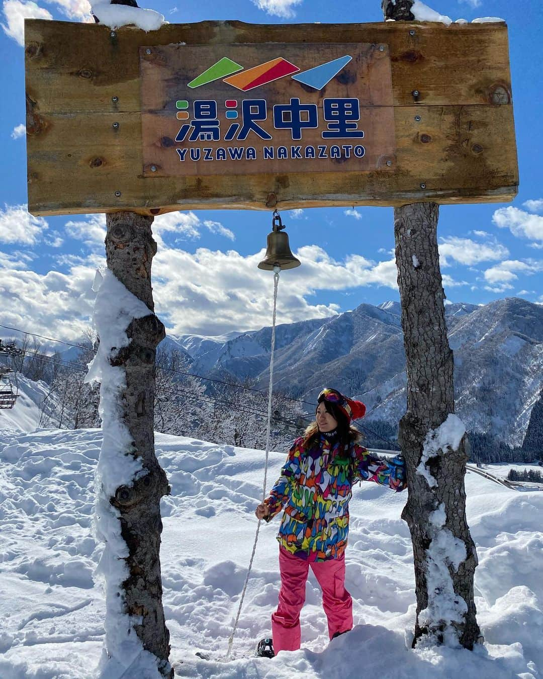 にゃんさんゴルフさんのインスタグラム写真 - (にゃんさんゴルフInstagram)「. スノボ旅行☃️  宿泊先はエンゼルグランディア越後中里☃️  @angelgrandia  新幹線で！ 越後湯沢駅からは無料のシャトルバスがでてるよ🎶🚌 ・  お部屋は 和洋室スーペリアルーム🙆‍♀️  広い！ 目の前もゲレンデ☃️ 天然温泉♨️😻 しかも24時間入浴可能だったよ！  全部屋wifiもあって スポーツジム プール コインランドリー 1階にはFamily Martも入ってる🙆‍♀️  長期滞在もできそう😻  浴衣は黄色、水色、緑って選べるʕु•̫͡•ʔु ✧  食事はバイキング🎶 らーめんあった😻🍜 いろんな種類あって選び放題🎶  We stayed Angel Grandia Echigo Nakazato. It was 2 days and 1 night,  but in the room Relax and enjoying unlimited hot  winter,was soooo Healed.  #スノボ #スノボー女子 #スノボーウェア #ウェア #雪国 #旅女 #タビジョ #旅行好きな人と繋がりたい #旅行好き女子 #新潟旅行 #新潟観光 #エンゼルグランディア越後中里 #越後湯沢 #越後中里 #ボード #snow#likeforlikes #jackbunny #woomypr# 女子旅 #ビジョビ #雪 #雪景色#温泉入り放題#新潟県ホテル#新潟湯沢#湯沢ホテル#スキー場隣接#温泉プール#ジム」1月23日 22時17分 - miiiii0228