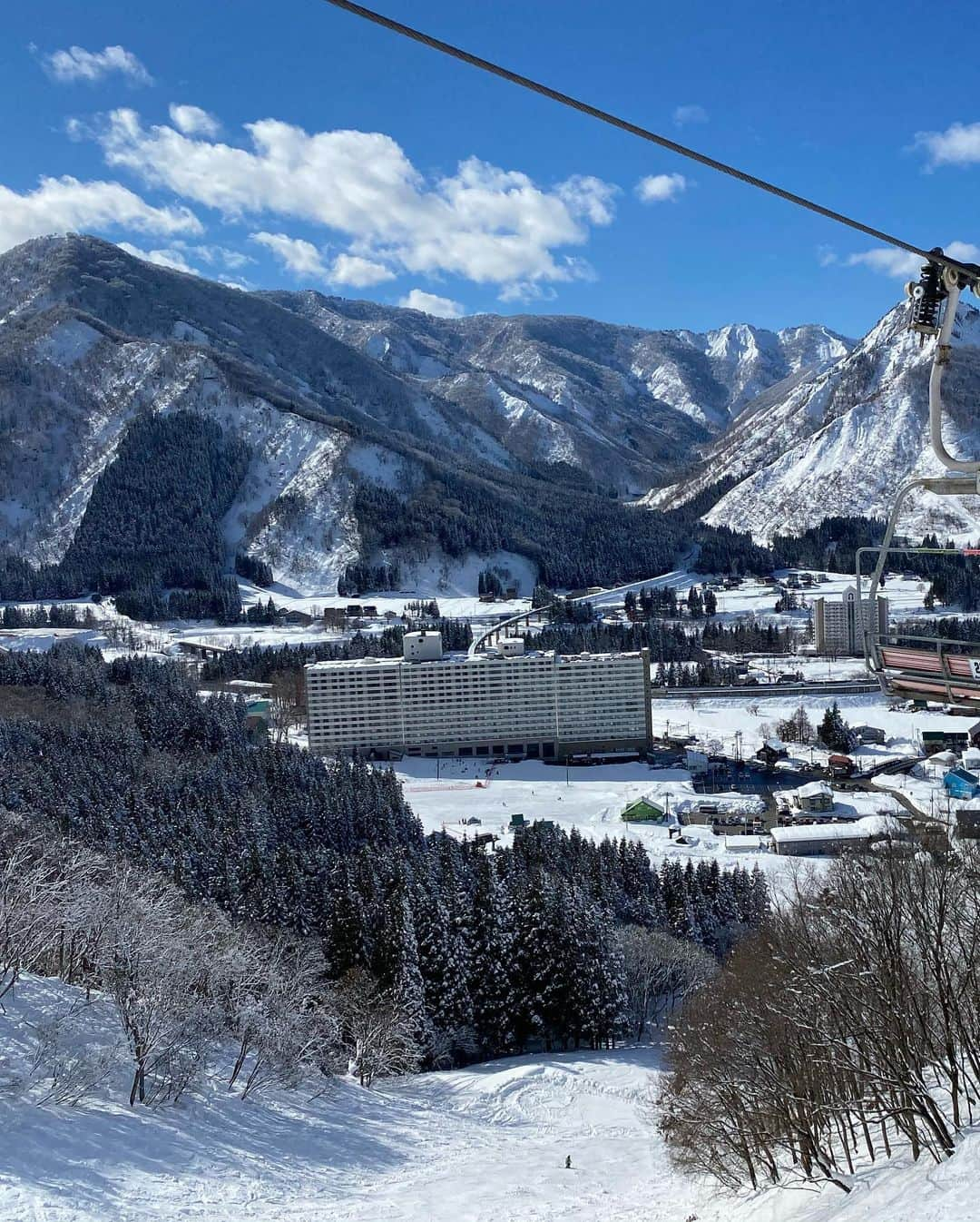 にゃんさんゴルフさんのインスタグラム写真 - (にゃんさんゴルフInstagram)「. スノボ旅行☃️  宿泊先はエンゼルグランディア越後中里☃️  @angelgrandia  新幹線で！ 越後湯沢駅からは無料のシャトルバスがでてるよ🎶🚌 ・  お部屋は 和洋室スーペリアルーム🙆‍♀️  広い！ 目の前もゲレンデ☃️ 天然温泉♨️😻 しかも24時間入浴可能だったよ！  全部屋wifiもあって スポーツジム プール コインランドリー 1階にはFamily Martも入ってる🙆‍♀️  長期滞在もできそう😻  浴衣は黄色、水色、緑って選べるʕु•̫͡•ʔु ✧  食事はバイキング🎶 らーめんあった😻🍜 いろんな種類あって選び放題🎶  We stayed Angel Grandia Echigo Nakazato. It was 2 days and 1 night,  but in the room Relax and enjoying unlimited hot  winter,was soooo Healed.  #スノボ #スノボー女子 #スノボーウェア #ウェア #雪国 #旅女 #タビジョ #旅行好きな人と繋がりたい #旅行好き女子 #新潟旅行 #新潟観光 #エンゼルグランディア越後中里 #越後湯沢 #越後中里 #ボード #snow#likeforlikes #jackbunny #woomypr# 女子旅 #ビジョビ #雪 #雪景色#温泉入り放題#新潟県ホテル#新潟湯沢#湯沢ホテル#スキー場隣接#温泉プール#ジム」1月23日 22時17分 - miiiii0228