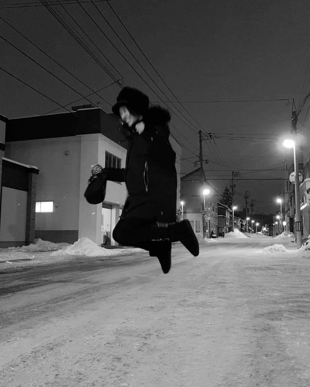 石川マリーさんのインスタグラム写真 - (石川マリーInstagram)「． ． 今日は東京も雪が降るとか…？❄️ みなさんの住んでいる街は雪降ってますか？ ． この写真は北海道に行った時の。 辺り一面雪景色で大興奮している私です。笑 ． ． ． #tb #北海道 #雪 #寒い ね」1月23日 22時17分 - marieishikawa