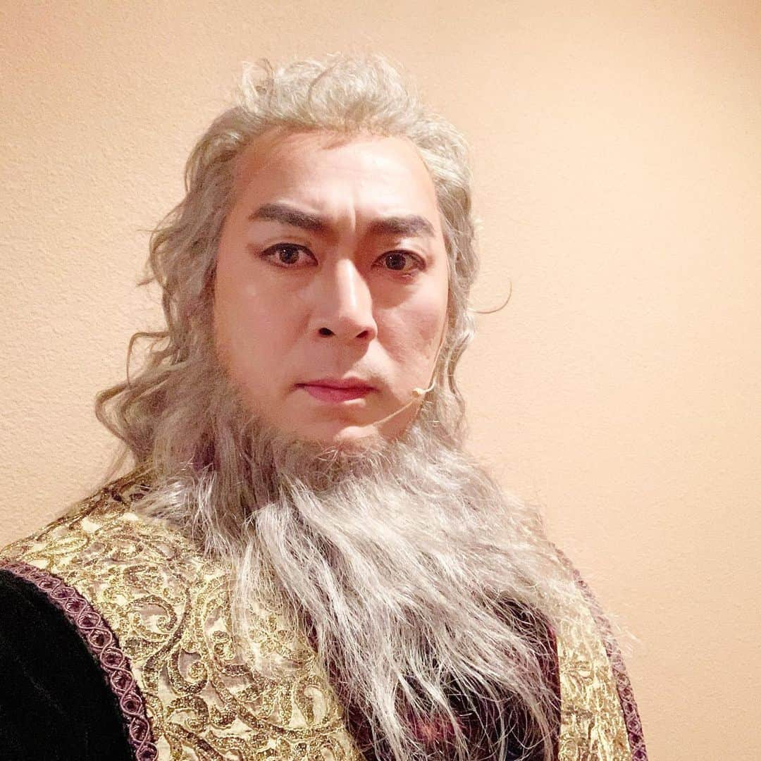 福井晶一さんのインスタグラム写真 - (福井晶一Instagram)「大阪14.15公演目、無事に終演。 ご来場頂いた皆様ありがとうございました！  また本日は2回目の配信もございました。様々な場所から画面越しに観劇くださった皆様、楽しんでもらえたでしょうか？ 少しでも「ポーの一族」の世界観が伝わっていれば幸いです。  そして本日、新たに東京、名古屋でもライブ配信される事が発表になりました！！  【東京】 2/7(日)12:30 (通常バージョン) 2/13(土)12:00 (エドガーアングル) 2/13(土)17:00(アランアングル)  【名古屋】　 2/28(日)12:00 (通常バージョン)  また名古屋公演の大千秋楽はライブビューイングも決定‼️  ぜひご検討くださいませ。  明日は日曜日 12時公演となります。 座長の言葉を借りまして「皆さま、いい感じに過ごされてください」笑笑 それでは…  #ポーの一族 #梅田芸術劇場 #ライブ配信 #ライブビューイング #明日海りお  #千葉雄大 #エドガー #アラン #福井晶一 #キングポー」1月23日 22時18分 - shoichi.fukui