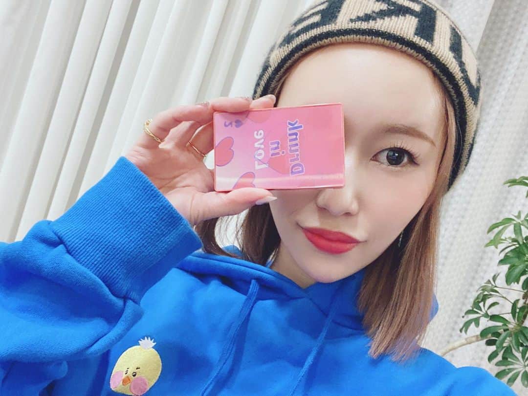 のインスタグラム：「. 才加にもらったこれいい感じだった😋 アイシャドウとチークが一緒になってていい感じ🙆‍♀️ . #アイシャドウ　#チーク　#パレット」