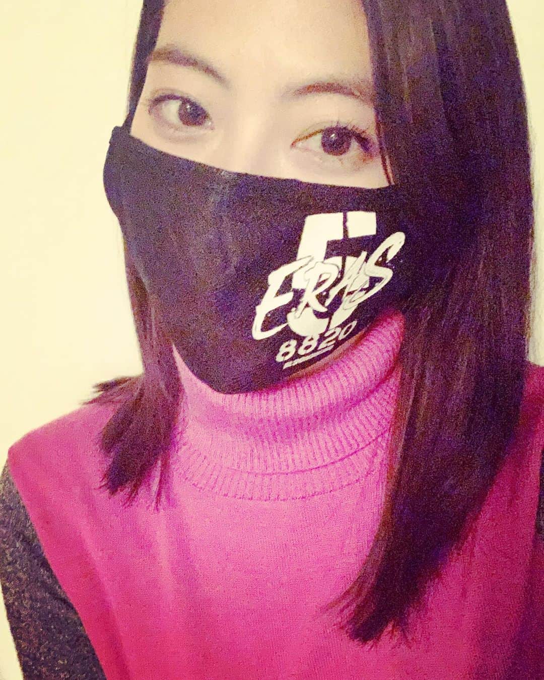 瀧本美織のインスタグラム：「🎙 届いたB‘zさんのグッズに テンション上がっております🎸    #bz好きな人と繋がりたい」