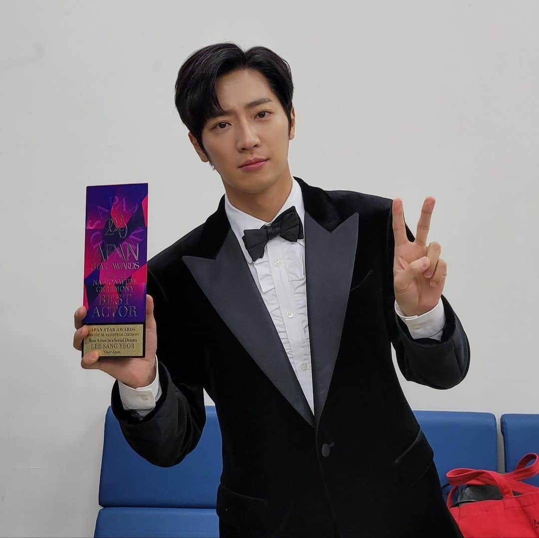 イ・サンヨプのインスタグラム：「#에이판스타어워즈 #ApanStarAwards2020  #한번다녀왔습니다  #감사합니다  #나규러들고마워요 #우리팬들고마워요  # 크헝헝」