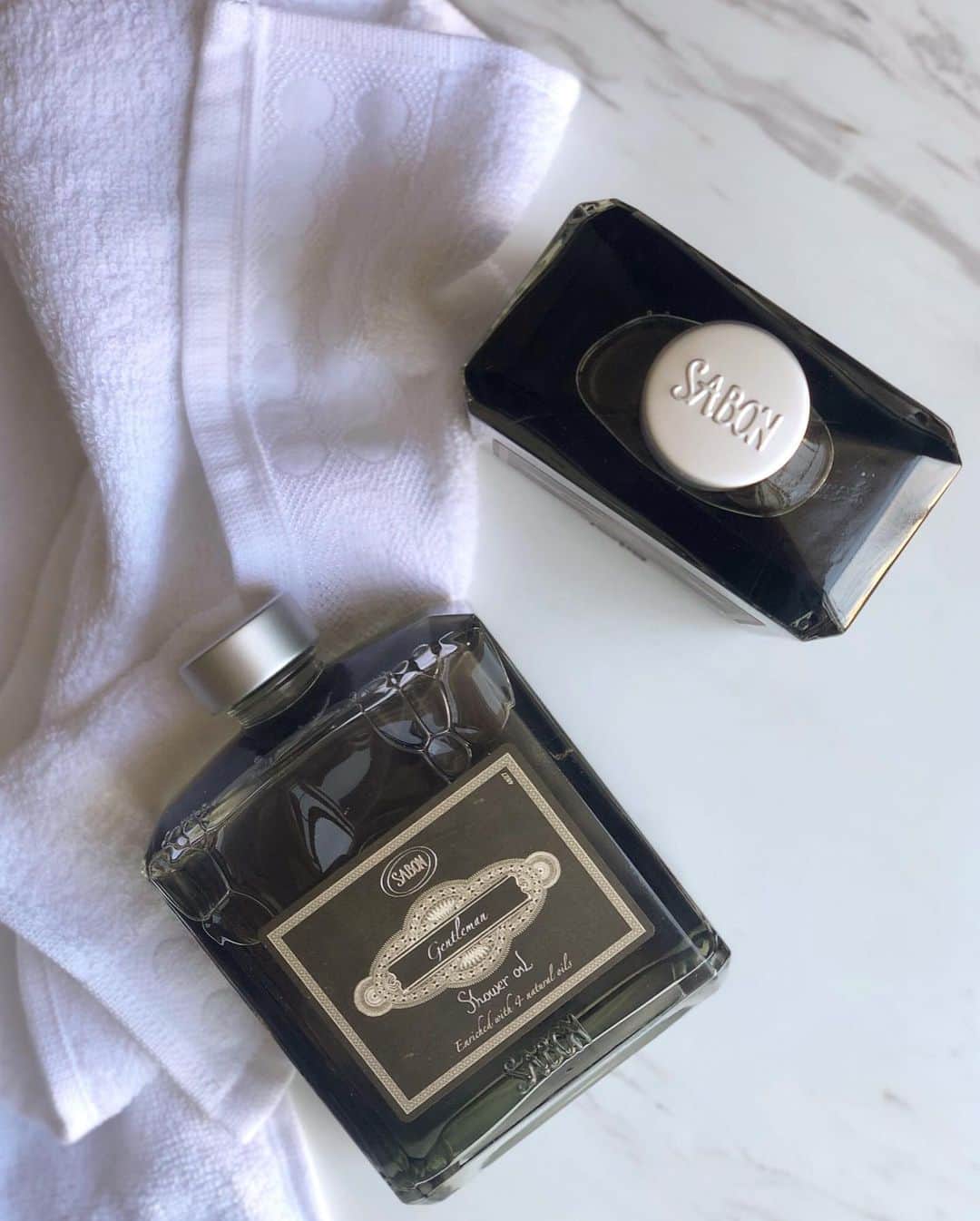 SABON Japanさんのインスタグラム写真 - (SABON JapanInstagram)「＜バレンタインギフトにおすすめ🍫ジェントルマンシリーズ＞ 本物の紳士のためのジェントルマンシリーズは、大切な方へ、チョコレートとともに贈るバレンタインギフトにおすすめ。 ﻿ ﻿ ブランデーの瓶やシガーボックスから、インスピレーションを受けた洗練されたパッケージデザインは、彼のお部屋にもマッチ。﻿ シトラスをベースにスパイシーさを加えた清潔感のある香りは、﻿男性の魅力をさらに引き出してくれるでしょう。﻿ ﻿ #バレンタインSABON﻿ ﻿ #sabon#gentleman#valentine#gift#サボン#ジェントルマン#シトラス#ボディケア#バスタイム#バスアイテム#バレンタイン#バレンタインギフト#バレンタイン2021#バレンタイン準備#香り#メンズスキンケア#ギフト#プレゼント#メンズコスメ#男性用コスメ#コスメ#美容#シェアコスメ#SABONギフト」1月23日 22時23分 - sabon_japan
