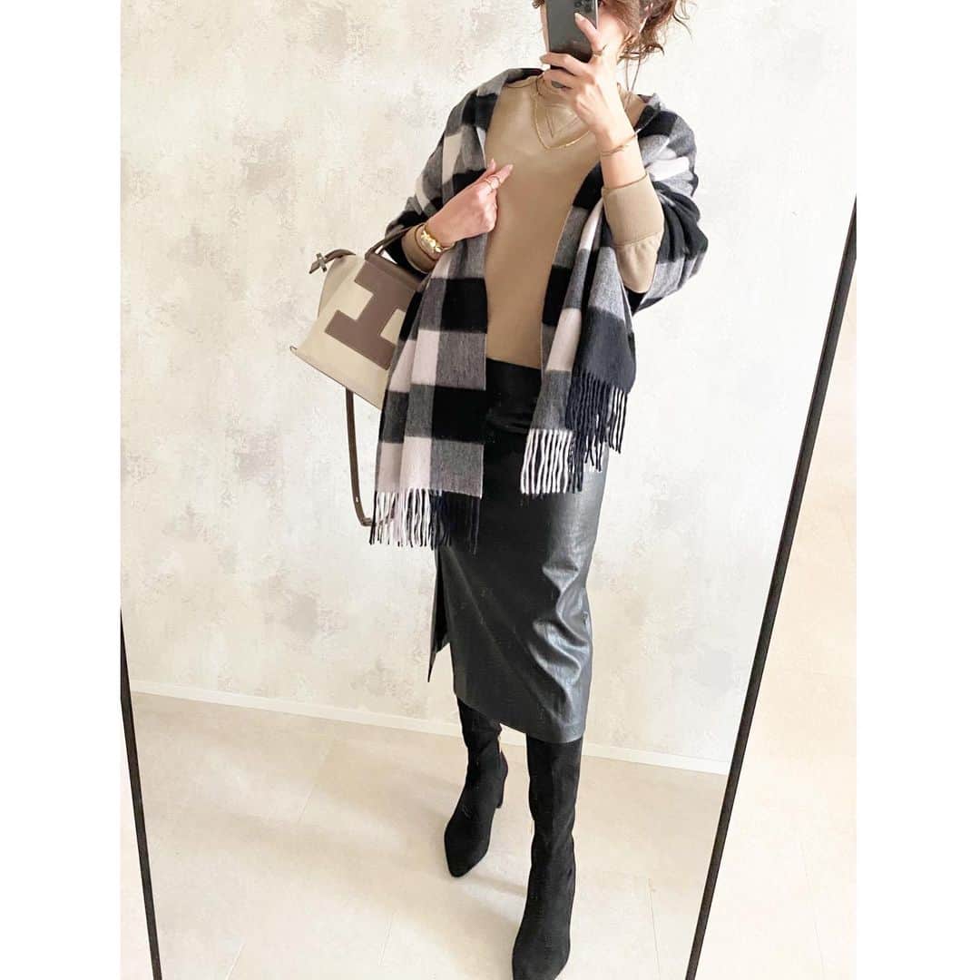 saaaay_kさんのインスタグラム写真 - (saaaay_kInstagram)「2021.01.23 coordinate…♡ UNIQLOのメンズスウェットに フェイクレザーの女っぽスカートの組み合わせ♩ ・ ・ 詳細ひさしぶりにブログに書いてます🙃 #uniqlo購入品  ストーリーから見てみてください♡ ・ ・ tops/ @uniqlo  skirt.stole/ @poshalma_official  bag/ @iacucci_jp  boots/ @zara  ・ ・ 2021年も始まり今年の運勢どうかなって 気になっていたので @miror_jp にお願いしました♩ 手軽に占ってもらえるのでおすすめです🔮 #miror#インターネット占い館miror#pr ・ ・ #fashion#instafashion#cordinate#ootd#code#ファッション#コーデ#コーディネート#今日のコーデ#きれいめコーデ#きれいめファッション#大人コーデ#ママコーデ#40代コーデ#40代ファッション#アラフォーコーデ#アラフォーファッション#シンプルコーデ#冬コーデ」1月23日 22時25分 - saaaay_k