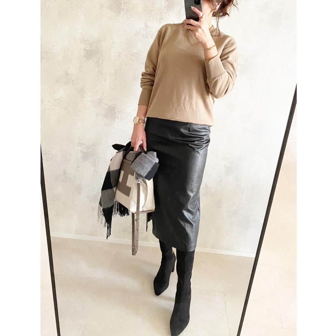 saaaay_kさんのインスタグラム写真 - (saaaay_kInstagram)「2021.01.23 coordinate…♡ UNIQLOのメンズスウェットに フェイクレザーの女っぽスカートの組み合わせ♩ ・ ・ 詳細ひさしぶりにブログに書いてます🙃 #uniqlo購入品  ストーリーから見てみてください♡ ・ ・ tops/ @uniqlo  skirt.stole/ @poshalma_official  bag/ @iacucci_jp  boots/ @zara  ・ ・ 2021年も始まり今年の運勢どうかなって 気になっていたので @miror_jp にお願いしました♩ 手軽に占ってもらえるのでおすすめです🔮 #miror#インターネット占い館miror#pr ・ ・ #fashion#instafashion#cordinate#ootd#code#ファッション#コーデ#コーディネート#今日のコーデ#きれいめコーデ#きれいめファッション#大人コーデ#ママコーデ#40代コーデ#40代ファッション#アラフォーコーデ#アラフォーファッション#シンプルコーデ#冬コーデ」1月23日 22時25分 - saaaay_k