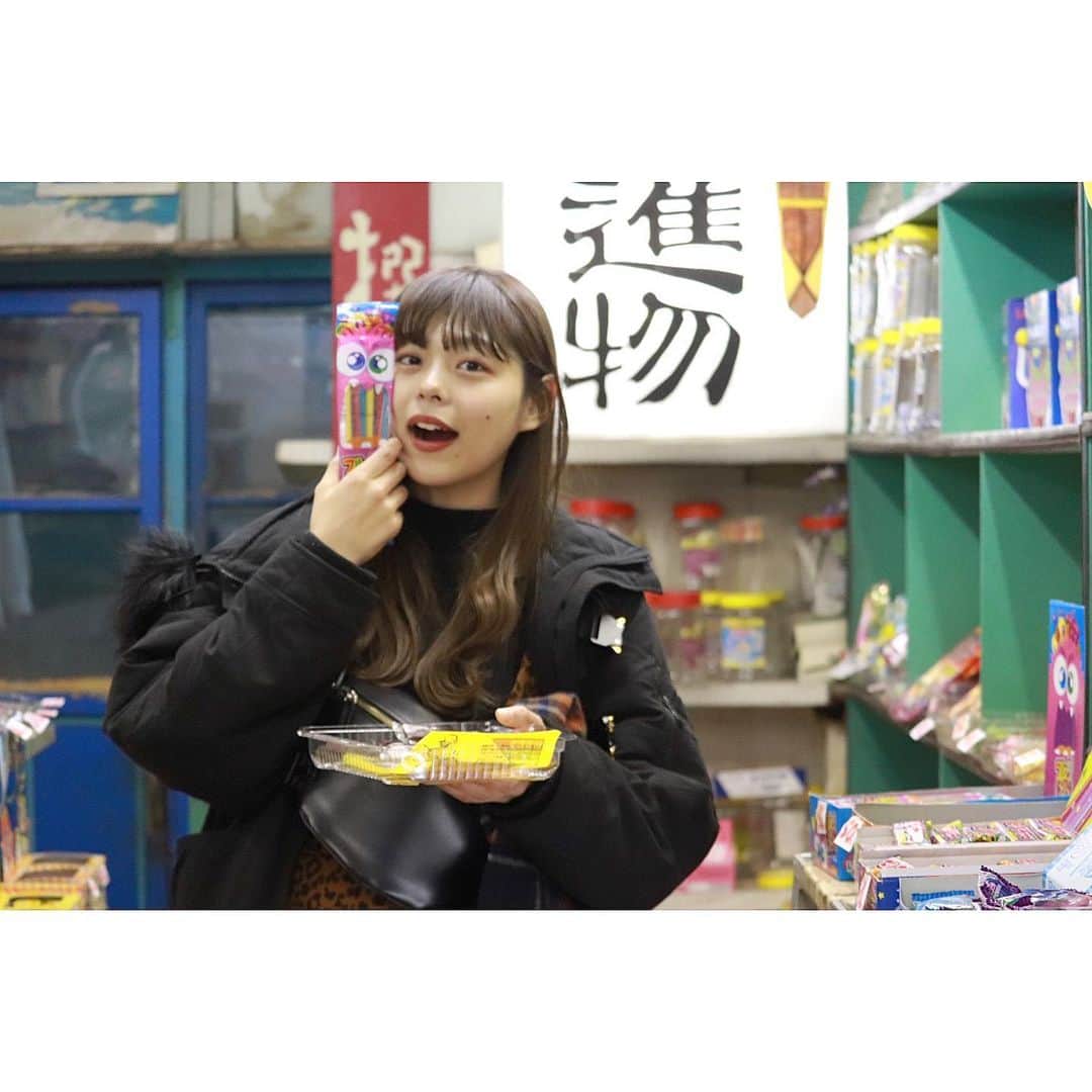 川田明日未のインスタグラム：「サワーペーパー系のお菓子 酸っぱくて美味しいよね。 すき！！！笑  #岡山  #奉還町商店街  #ロングヘアスタイル  #だがしかし #駄菓子屋  #ダウン」