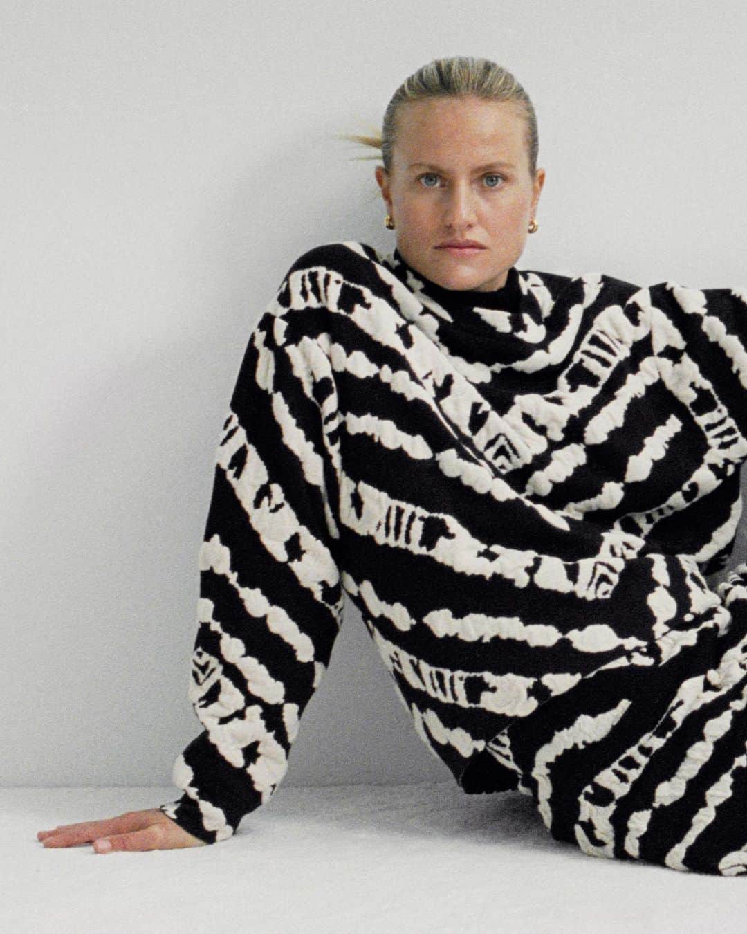プロエンザスクーラーのインスタグラム：「Laying low in Proenza Schouler White Label @olympiascarry @taliachetrit New season available now proenzaschouler.com and 121 Greene Street NY, NY #proenzaschoulerwhitelabel」