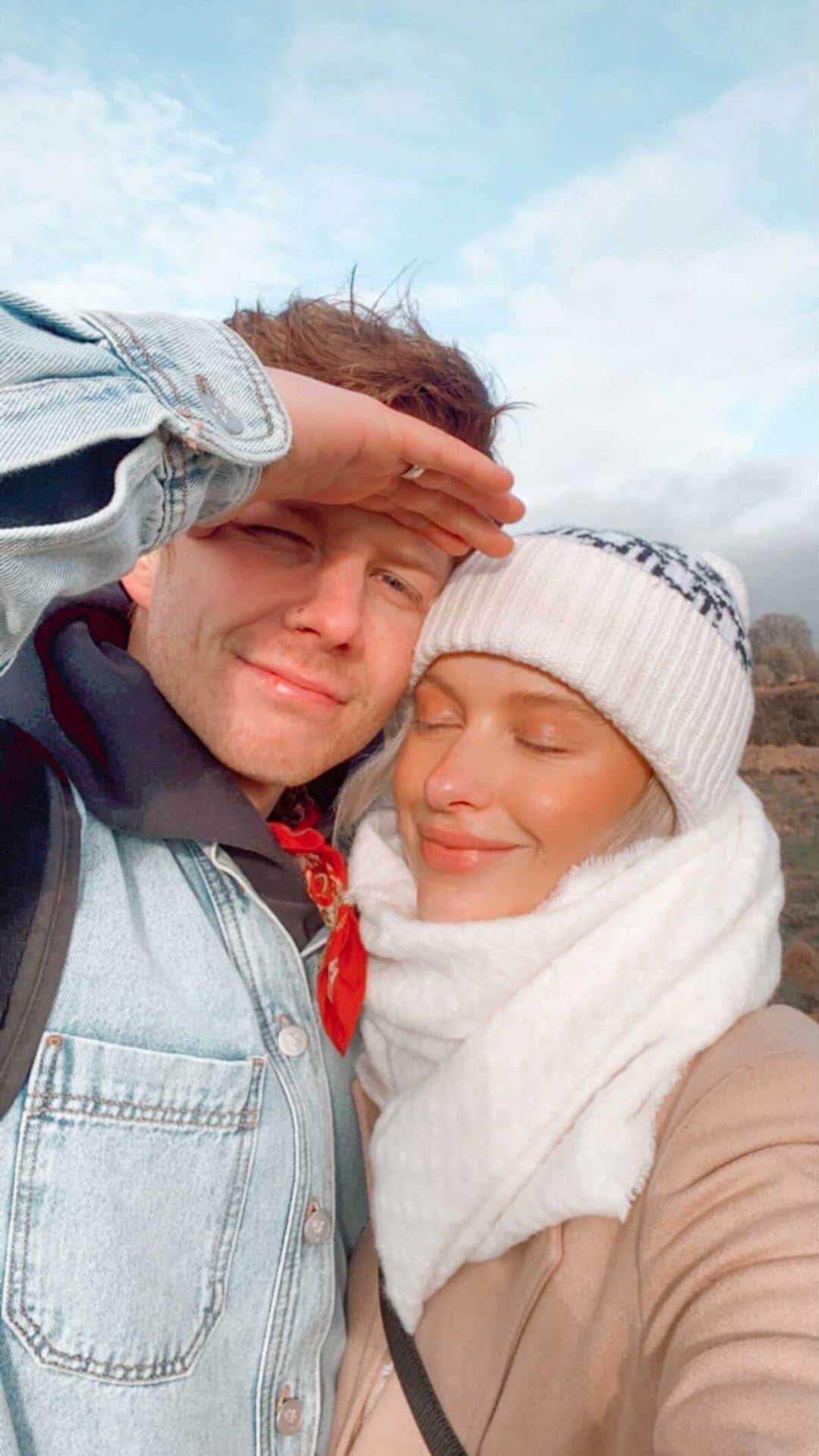 ビクトリアのインスタグラム：「Just something real. A Saturday morning walk, minimal makeup, rosy cheeks, my loving husband and our baby puppy. I couldn’t open my eyes for the sunshine. The working week is so busy that I long for these slow moments in the crisp air and the sun, where I can take a clean deep breath and breathe it back out. It sort of makes everything else make sense ☀️ @harrison」