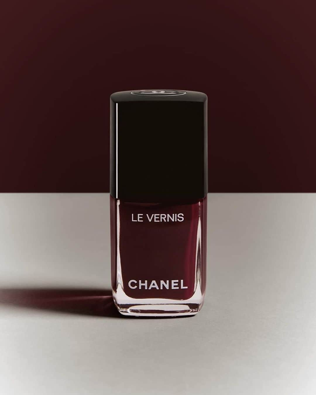 シャネルさんのインスタグラム写真 - (シャネルInstagram)「CHANEL® 18 Rouge Noir  Discover more on @chanel.beauty  --- #CHANELBeauty #CHANELMakeup #LeVernis #RougeNoir」1月23日 22時31分 - chanelofficial