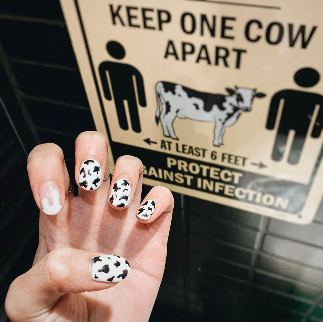 のインスタグラム：「Mooooooooooooo 🐄  2021年 丑年だから 派手に牛柄にしちゃった〜🥛🖤  顔ばっかりだったから ちょくちょく色んなの載せていきたい！  爪見るだけで可愛いって幸せになるやめられん自己満🥲  #じゃすのネイル #牛柄ネイル」