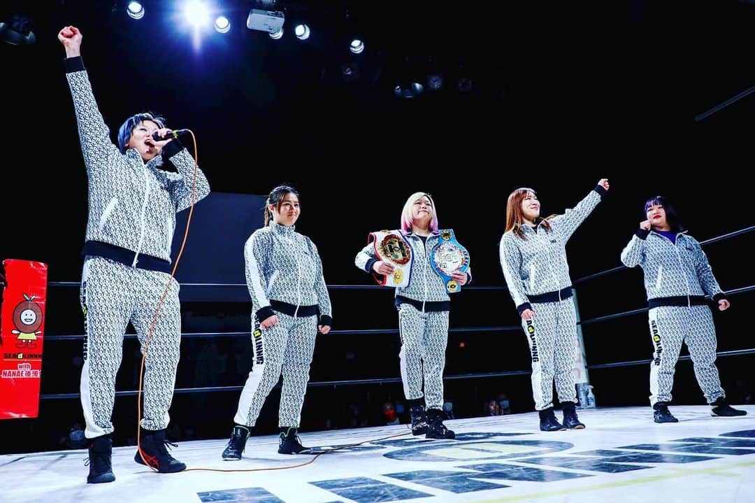 高橋奈苗のインスタグラム：「昨日はSEAdLINNNG新木場大会へのご来場、ネットでのご視聴、ありがとうございました！！  おかげさまでタッグチャンピオンになれた✨  泣ける日でした・・  分けて投稿していけたらと思いますが、まずはこちらの SEAdLINNNGのNEWジャージ。 テキスタイルからSEAdLINNNG特別仕様で作っていただきました。 こちらは格闘技専門のトレーニングウェアブランド「HODOPHILAX」さんに御提供いただきました。 着心地もサイコー。カッコいい✨ 皆さんチェックしてください❗️ edovance.shopselect.net/5  #SEAdLINNNG #HODOPHILAX #プロレス #格闘技 #高橋奈七永  #世志琥  #中島安里紗 #シードリング #prowrestling」