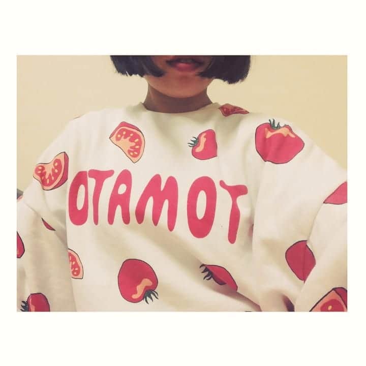 近藤笑菜のインスタグラム：「のろけです。笑 昨日のトマトで思い出した。 年末の撮影終わり、どろどろのズルズルの状態で大晦日の午後に家に帰ってきた私に「プレゼントがあるよ｣と言って渡してくれたのが、この！トマトトレーナー！！！ 可愛すぎやしないかい😭🍅♡ 一番好きなトマトをチョイスしてくるあたり私のツボを押さえてるし、この最強に疲れて泥になっているタイミングでご褒美くれるとこも最高すぎやしませんか…🍅 えー！うれしー！ありがとー！！！とはしゃいでいたら、「少し遅めのクリスマスプレゼント😎｣とはにかんでいたのも高得点です👏(誰) なにより自分がいない間にも自分のこと考えて選んでくれて貴重なお金出して買ってくれたってとこがむちゃくちゃに嬉しかった。ありがとう。愛だ。 一緒にいるとお互いのツボがわかってきたり、こういう思い出たくさん作れるのかぁと思うと幸せだよね。いつもありがとうだ本当に。 という、最近毎日お家で着ているお気に入りトマトの話🍅 #トマト」