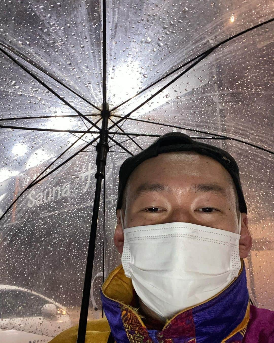 市川刺身さんのインスタグラム写真 - (市川刺身Instagram)「今日はネタ合わせでした。 雨は嫌ですね。 25日の21時から新ネタライブわらふぃ〜というライブが無観客有料配信であるので良かったら是非！ 明日はR1グランプリの2回戦なので新しいパンツを買って高円寺サンデッキでサウナ入って帰ります。 不安でいっぱいですが出番が昼からなので寝坊しないように早く寝ようと思います。 #そいつどいつ #市川刺身 #サウナ #パンツ #雨 #R1グランプリ」1月23日 22時44分 - soitsudoitsu