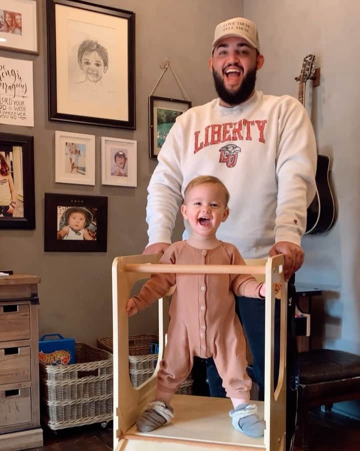 コリー・ロバートソンのインスタグラム：「Happy Saturday! In case you need something to smile about today 🤗Nothing better than a baby learning the art of surprise and a son becoming the sweetest uncle 🥰 (the last part is the best!)」
