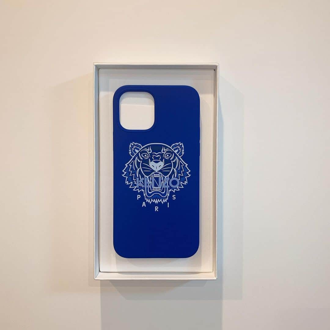 こっちゃんのインスタグラム：「今日からiPhone12pro🥰 ケースは大好きな青色🐟❄️🐬🐳🦕  #iPhone12pro #kenzo」