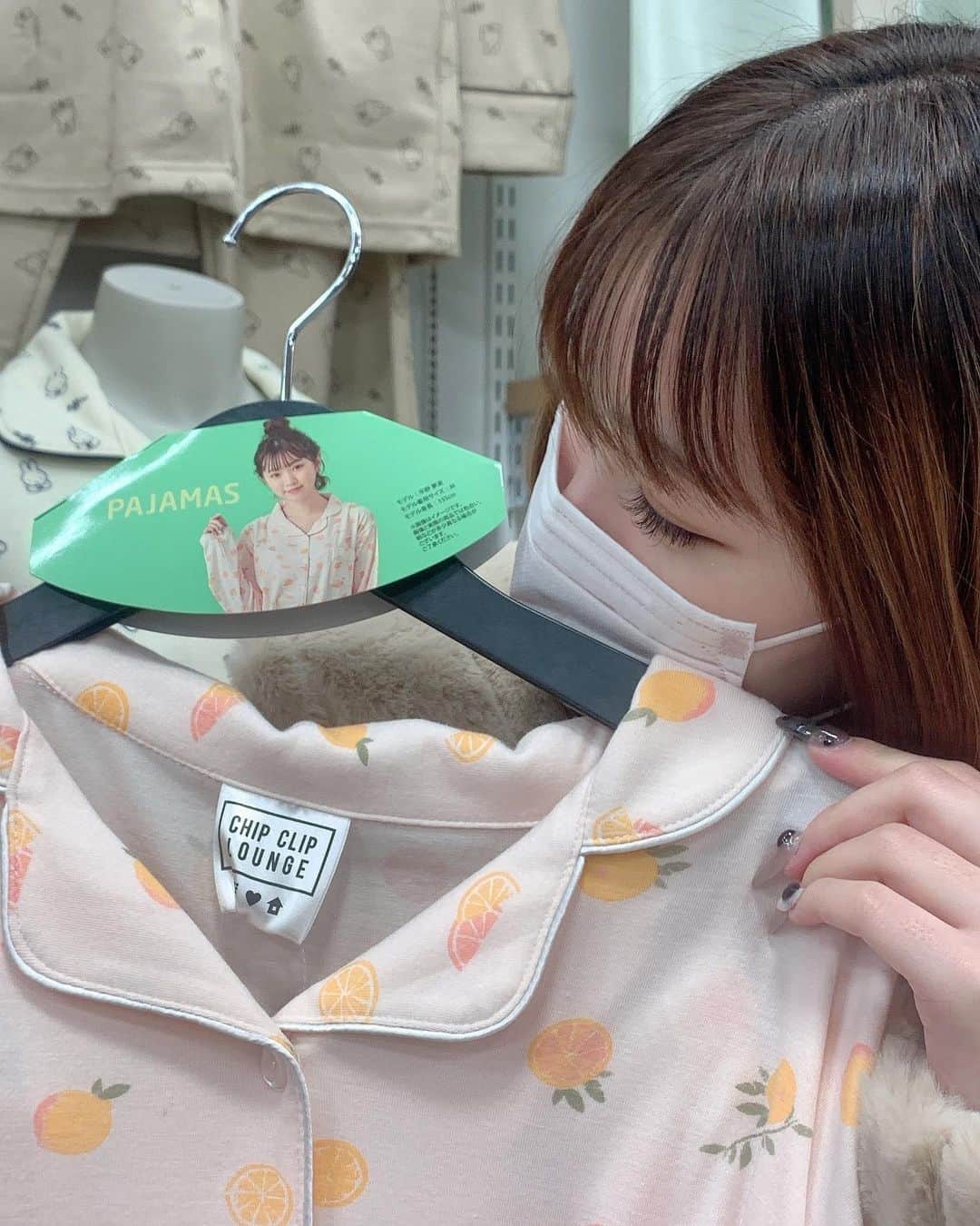 平野夢来（ゆぴぴ）のインスタグラム：「#Avail さんで春もの新作ルームウェアが売ってます〜❕♥️ ・ こんな時期だからこそお家で可愛いルームウェアを着てテンションあげちゃお〜🥳 どれも着やすくてオススメだけど私の妹は苺が好きみたい〜〜🥰 皆さんもお外に出る機会がもしあったら寄ってみて私を見つけてね〜〜😳💓」