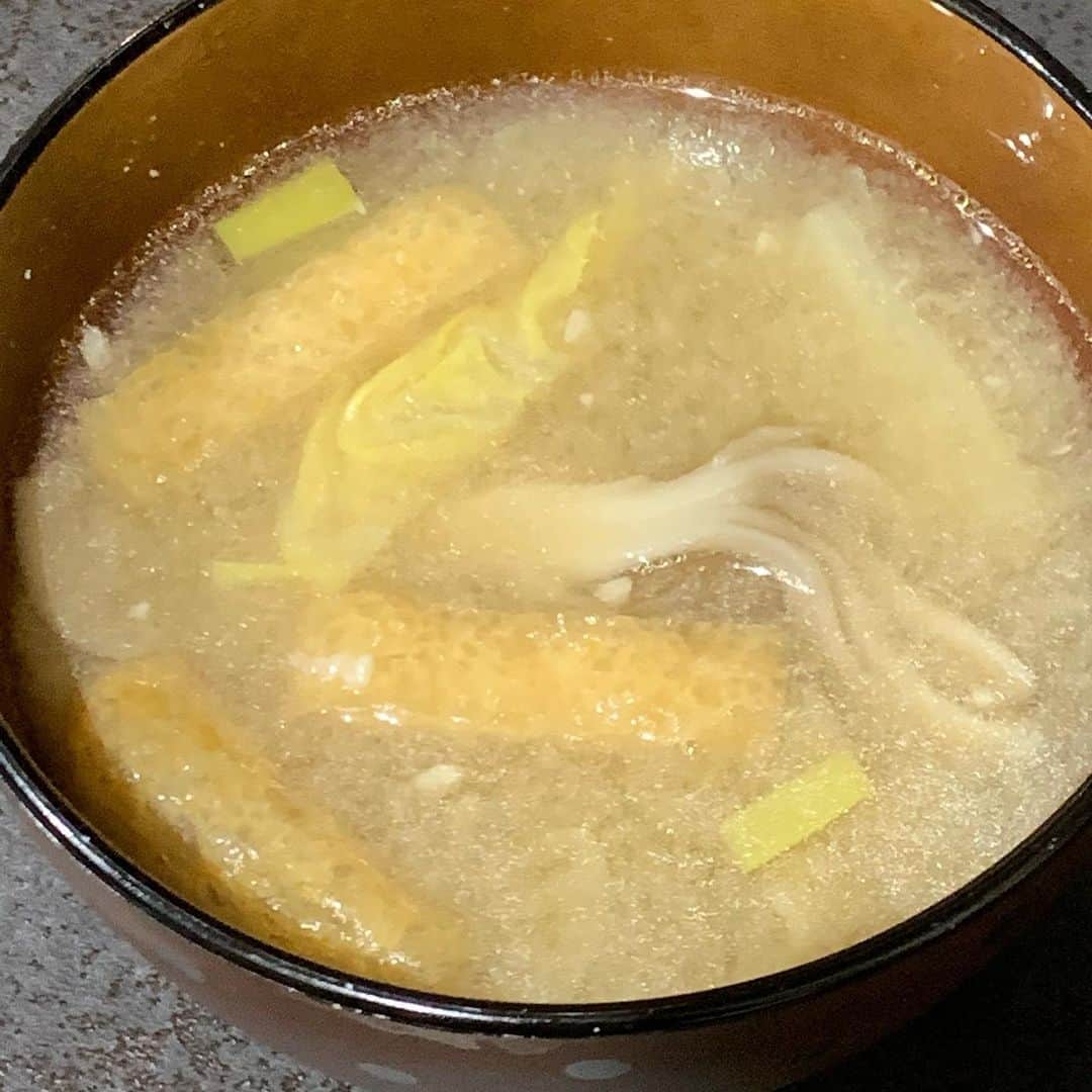 橋本志穂さんのインスタグラム写真 - (橋本志穂Instagram)「餃子🥟焼くのに 慣れてきた  フレーバーストーンは 油ゼロでこびりつかないか嬉しい。  我が家の定番味噌汁は お揚げとネギ 今日は舞茸と白菜も 残り野菜の消化試合。  でも、この田舎風味噌が 美味しいんだー❣️」1月23日 22時41分 - shihohashimoto3