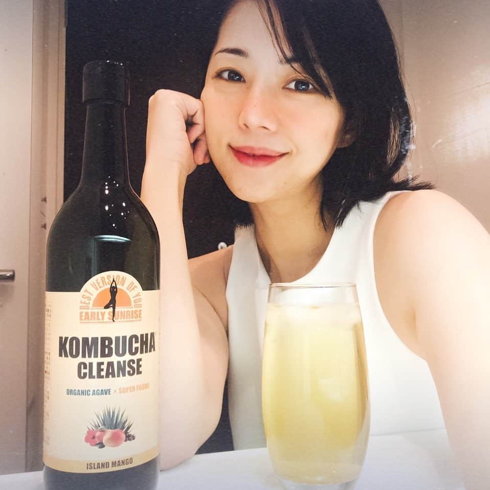 吉岡美穂のインスタグラム：「こんばんは〜！ 美味しいリラックスタイム⏰  年末の慌ただしさに加えて、お正月、緊急事態宣言、完全に運動不足です^ ^ それに今日は関東地方はあいにくの雨☂️  そんな毎日ですが… コンブチャクレンズ！ずっと気になっていたので飲んでみました！ 朝食前にマンゴー味で朝から爽やかな気持ちになります^ ^ ちなみに、夜は、お風呂上がりに炭酸水で割って飲んでるのだけど、爽やかな味でこれなら続けられそう😊  #コンブチャクレンズ  #アーリーサンライズ  #kombuchacleanse  #earlysunrise_ #リラックスタイム ＃美味しく楽しくスッキリしたい #努力という名の楽しみ、実はね。笑 #美を気にするようになってきたのか今年中学一年生の娘ちゃんが興味津々。」