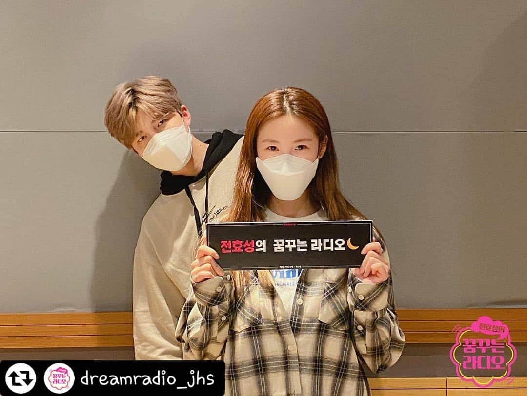 U-KISS（ユーキス）のインスタグラム：「[#수현] 💫꿈꾸는 라디오💫  모두 거리두기샷 기다릴 때 수줍게 반전 발사🤣🤣🤣 유승우, 서현진을 잇는 혼성 듀엣!! 횻&현!! 트와이스H 너낌으로 찍어봐씀돠ㅋ📸 (절대 거리두기 아이디어 고갈 때문 아님,,😅)  거리 조절, 완급 조절도 제대로인 소소가열!! 다음주는 템포를 쪼끔 바꿔서~ 주제는~~!!!! 🎤"그 시절 우리가 열광했던 느린 노래"🎤  그 시절 우리 감성을 낭낭하게 채워주던 느린 노래들~ 발라드뿐 아니라 느린 템포의 노래라면 모두 환영!! 방송에 소개될 [닉네임]과 함께 '댓글'로 남겨주세요~ (추첨을 통해 선물도 드립니당💝) ⠀ ⠀ #MBC #라디오 #MBC라디오 #FM4U #전효성  #꿈꾸는라디오 #꿈꾸라 #전효성의꿈꾸는라디오 #유키스 #수현 #수현oppa (#리그램 - @dreamradio_jhs by @get_regrammer)」