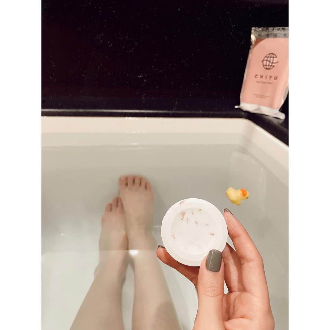 紗栄子さんのインスタグラム写真 - (紗栄子Instagram)「今夜のお風呂のお供は、「CHIYU」という発泡入浴料を🛁✨  タブレッド1つにヒマラヤ岩塩の天然ミネラル成分と高濃度炭酸ガスが合わさってできた、一石二鳥な入浴剤🌹  保温、発汗、洗浄、浸透、保湿とマルチに働きかけてくれるから、私は発売当初から愛用しております🌼」1月23日 22時47分 - saekoofficial