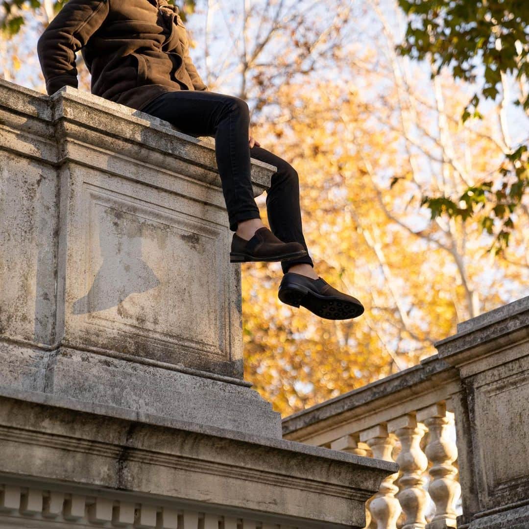のインスタグラム：「Show your effortless gentleman allure by simply chilling out in the city environment.   #journeythroughtime #atestoni #fw20 #italiandesign #madeinbolognasince1929 #luxury #luxuryattire #finecraftsmanship #italianheritage #suedeshoes #slipon #menshoes #effortlesselegance」