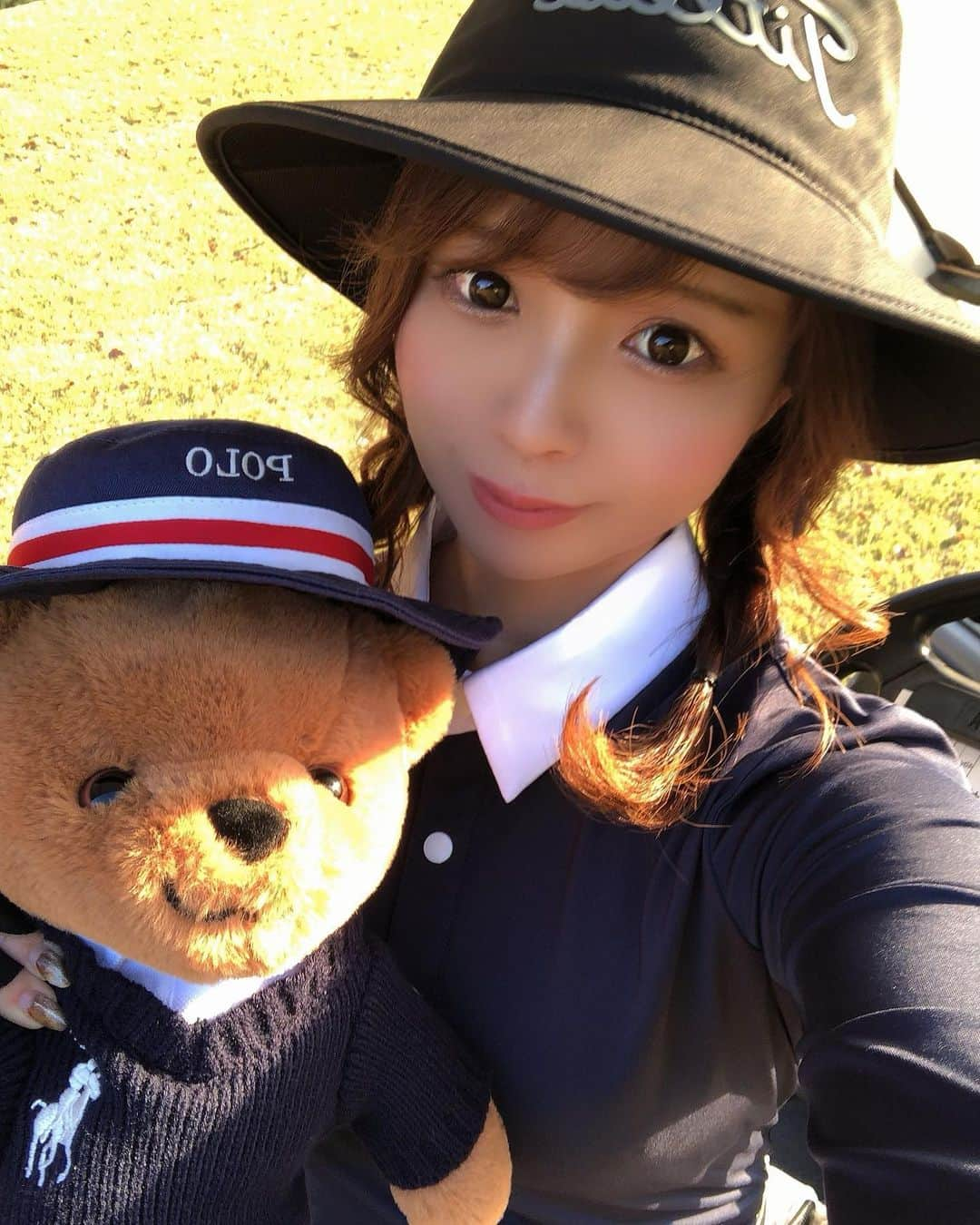 MIKIのインスタグラム：「* いつかの初ばけはのお写真…👒॰ॱ✧˖  * 念願のパターマットが無事に届いて日々練習しております🏌🏻‍♀️⛳️🤍やった〜🐕てずっと見てたらほんと子どもみたいだよねて笑われがち( ˊ•̥ ̯ •̥`)お家でも球に触れるのが1番嬉しい!💓  * 最近は落ち着いたらたくさんラウンド行こうねって計画立てるのとっても楽しい🏌🏻‍♀️💫 @descentegolf のs/sウェアも予約したんだけども、もう少し様子を見て取りに行ってきます👌🏻はやくあったかくならんかな🌸  * そして改めて、先日はストーリーにてお話の機会をありがとうございました🙇🏻‍♀️💭予想以上にたくさんの方とお話できて楽しかった〜☺️🤍 質問によっては欲しい答えじゃないだろうなあて思いつつ、ぽちぽち回答してたけどもまたいつかやろうと思います🐶🐾  * これからも体に気をつけて日々過ごすぞ💪🏻皆様もどうかご自愛ください👼🏻👼🏻  * #ゴルフ #ゴルフ女子 #女子ゴルフ #ゴルフウェア #ゴルフコーデ #ゴルフ初心者 #インスタゴルフ #ゴルフ好き #ゴルフ好きな人と繋がりたい #reginagolf #vg_fashion #みんなのゴルフ女子 #xxio  #20代ゴルファー #gingergolfteam8期生 #titleist #タイトリスト #デサントゴルフ #descentegolf」