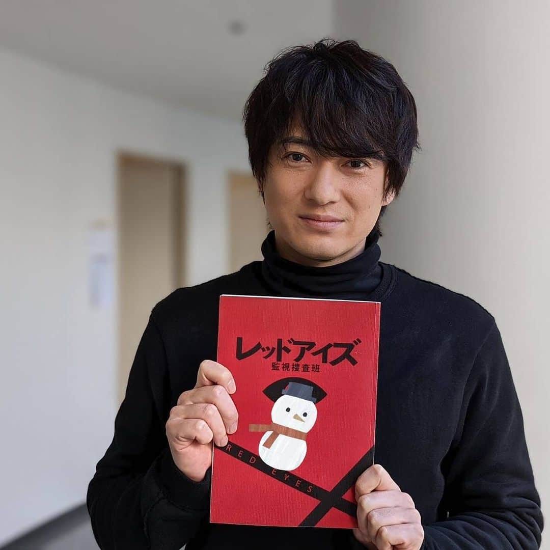 忍成修吾のインスタグラム：「実は１話の最後に出てました。日本テレビ土曜ドラマ『レッドアイズ監視捜査班』 去年の舞台『迷子の時間』の座長、亀梨くんとは続けての共演。決まった時はホントにホントに嬉しかったです。 ドラマ『レッドアイズ監視捜査班』毎回の事件、アクションだけでなく伏線も色々楽しめるドラマです。 ２話では主人公の響介とどうからむのか？来週も宜しくお願い致します！  今夜の東京は雪マークです。 皆様も暖かくして、良い週末をお過ごしください。」