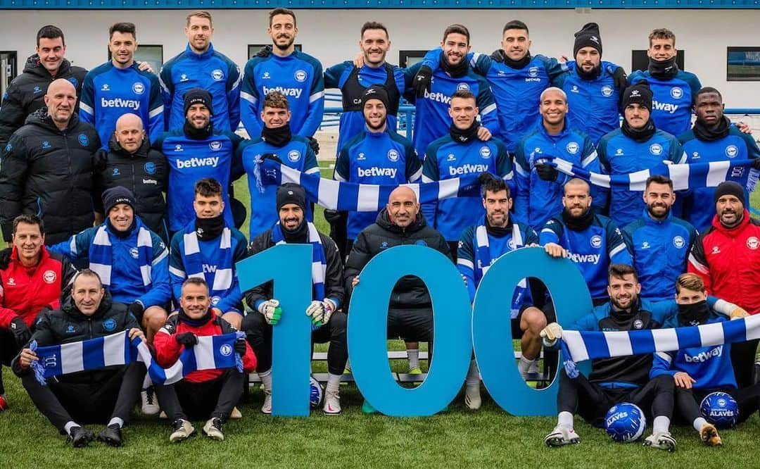 ホタのインスタグラム：「Felicidades @deportivoalaves 🎊💙 . Feliz de poder disfrutar de este año tan especial . #100 #goazenglorioso」