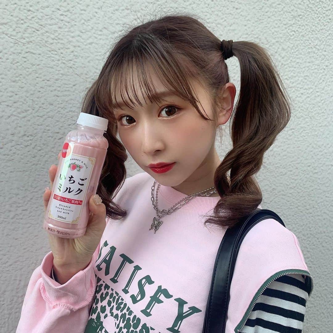 のインスタグラム：「🍓  ファミマのいちごミルク🍓🥛  これめっちゃすき🥰❤︎ しっかりいちごミルクなんだけど、 いちごの果肉がゴロゴロ入ってて 甘酸っぱさもあるから 軽くて飲みやすい🥰✨  ・ ・ ・  今日はアレンジしてみた😍  生クリームといちごをトッピングしたら カフェみたいでめっちゃかわちい🥺🎀✨  おいしかった〜〜🥰💓  @cchannel_lemonsquare さんからいただきました🎁 ありがとうございます🥰🍋  ・ ・ ・ ・  #ファミマのいちごミルク  #つぶつぶ果肉入り  #果肉20% #ファミマ限定  #いちごの日 #いちごの日🍓  #甘党女子 #いちごミルク #コンビニ #ファミリーマート  #ファミリーマートスイーツ  #ファミマ #おうちカフェ #lemonsquare🍋 #cchan_girls   @cchannel_girls」