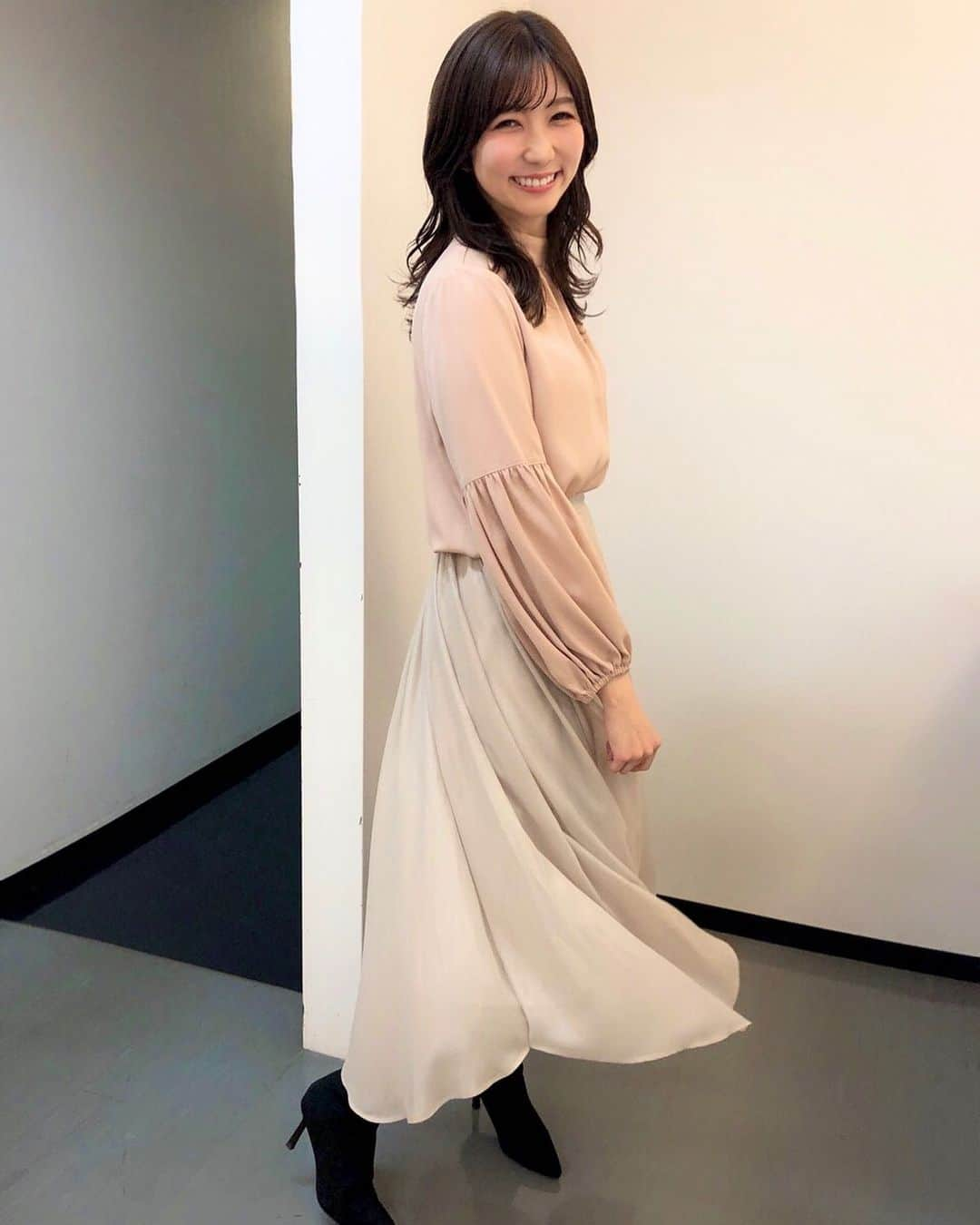 山﨑加奈さんのインスタグラム写真 - (山﨑加奈Instagram)「・ みなスポ衣装🍎 tops : air closet skirt : stola (私物) boots : RANDA (私物)  寒すぎて、暖かいブーツを脱ぎたくなく、ヒールに変えずにそのまま本番👢 それと今日は健康診断でしたが 入社時より4kg増🐷🐷泣き😢 まだまだ寒い冬は続きますので、 暖かくして寝ましょうね☺️ ・ #静岡放送 #アナウンサー #スポーツキャスター #女子アナコーデ #エアクロ #stola  #randa  #女子アナヘア #巻き下ろし  #みなスポ #山﨑加奈」1月23日 22時56分 - kana_yamazaki_sbs