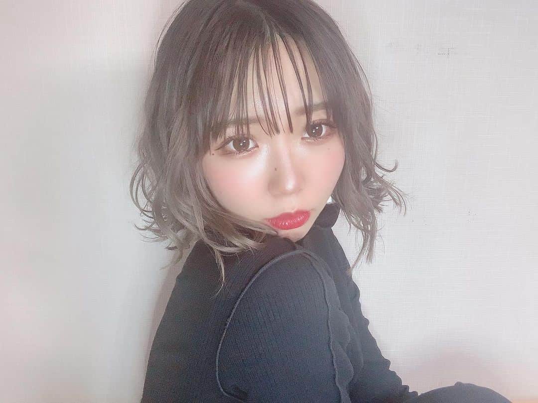 桑名利瑠のインスタグラム：「. . . 🖤🖤🖤 . . . #fashion #selfie #selca #makeup #make #l4l #instafashion #instagood #instalike #巻き髪 #followforfollowback #followｍe #ショートボブ #ゆる巻き #ボブ #hairstyle #シルバーアッシュ #パープル #photooftheday #photo #code #セルカ #アイドル #メイク」
