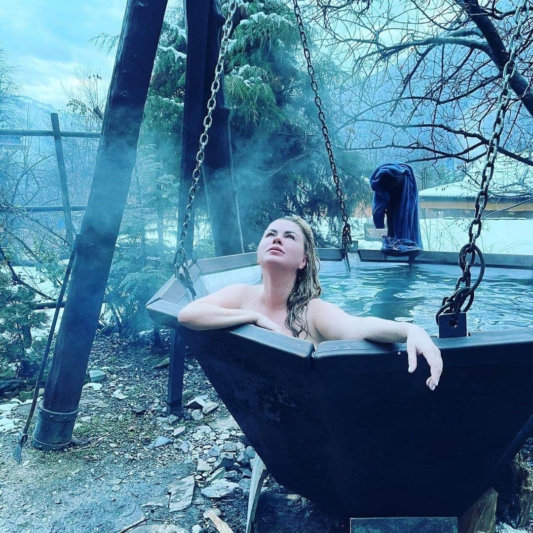 RU.TVさんのインスタグラム写真 - (RU.TVInstagram)「🤗 Отдых для души и тела! ⠀ 🧖‍♀ Нравится ли тебе ходить в баню? Пиши в комментариях! ⠀ #rutv #рутв #аннасеменович @ann_semenovich」1月23日 23時01分 - ru_tv