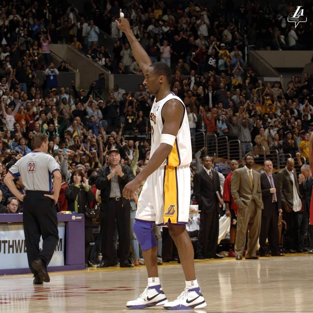 Los Angeles Lakersさんのインスタグラム写真 - (Los Angeles LakersInstagram)「9:03 pm: Fifteen years ago to the minute, the great Kobe Bryant walked off the court with 81 points in a single game 🖤」1月23日 14時04分 - lakers