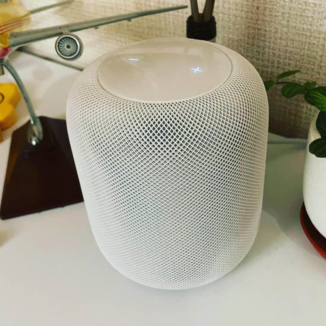 Taku Takahashiのインスタグラム：「HomePod (アイテムはプロフィールのリンクからゲットできます) Apple Musicを解約しようかなって思ってたとき、虫の知らせなのかApple Storeを立ち上げたんですね。その時HomePodが発売当初よりかなり安くなってるのを発見。「よし試してみっか」と購入。これが僕にとって大正解。形もどんな部屋に置いても美しい。  音楽を聴いてみて思ったこと ちょうど良い。うん。部屋で音楽を鳴らすのにはもっともちょうどいい。程よく低音が出てて、クリアな音。エレクトロニックサウンド、ヒップホップ、ルーツレゲエ、ボサノバ、モダンジャズ、昔のJPopと色々と聴いたけど、どのジャンルでも気持ちよく聴ける。  Apple Musicのアルゴリズムも実はすごくよくなってて、ランダムに自分の好きな曲をかけて、って言ったら聴いたことのない素敵な曲も紹介してくれる。外でiPhone経由で聴いてお家に戻ってきたときも「HomePod」でかけてって言ったらそのまま引き継がれる。Apple Music、辞められなくなっちゃったじゃんかよ。  あと、AirPlay対応だから友達が来たとき簡単にその人のiPhoneから音楽を選曲してもらえるからみんなで楽しくリスニング大会ができちゃう。  Siriについて 英語版を使ってるんだけど、とにかくレスポンスが早い。長年ずっと使ってたアレクサ(英語版)より僕との相性が良い。あとハキハキ喋ってくれて、アイアンマンのAIのフライデーちゃんみたいな感じ。  家の中でiPhoneをよく無くすんですね、僕。そんな時は「Hey Siri、僕のiPhone探して」ってHomePodに語りかけると僕のiPhoneを鳴らしてくれる。  電球を全部HUEにして、全ての照明を声でコントロールできるようにしたり、Nature Remoを使ってテレビのをコントロールしたり。まるでトニー・スタークになったような気分になれる、パワーアイテム。」