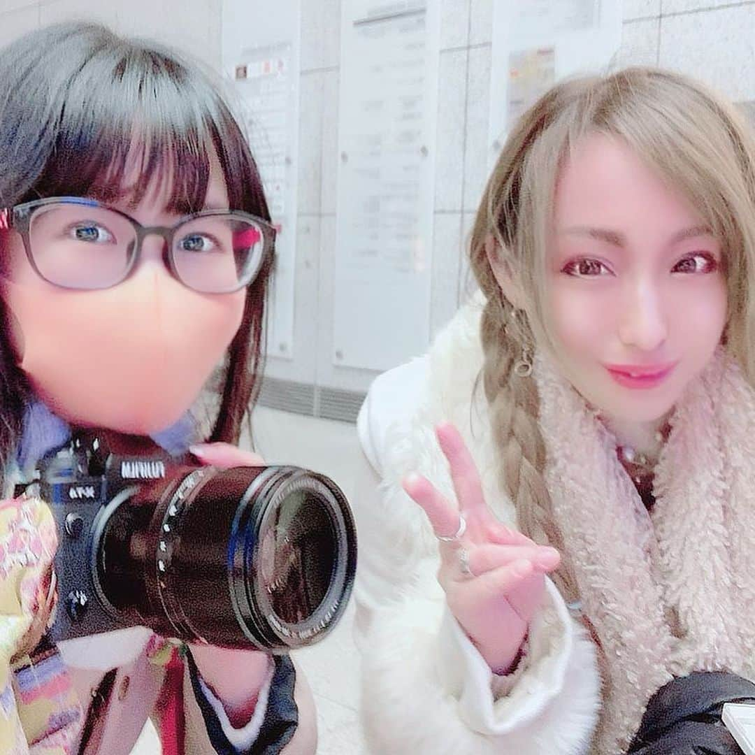 矢沢なりさんのインスタグラム写真 - (矢沢なりInstagram)「ご無沙汰( *´꒳`*)੭⁾⁾💕 去年のクリスマスのみかちゅうとの撮影🍀 このあとねぎし食べて幸せだったぁ🌸🌸🌸撮影とはいえどお友達に会えるのは楽しい😊 みかちゅう今更あげてごめんねw  若干の体調不良から回復？してきて参りましたなりちゃんです☆*´∀`)ﾉ * 足がずーっと伸ばしているか、動き続けるかとかしたくて、おそらくレストレッグス症候群の軽いverなんじゃないかなって思うんだけどまだ原因わかりません(ﾉ*`꒳´*)ﾉ💦 かかりつけの病院ではまだ軽い症状だから持病もあるしもう少し様子見ましょう、コロナ明けにもう一度診察、と言うことになってます(๑ ˃̵͈́∀˂̵͈̀ ) 足が痙攣してる状態が続くみたいな感じ💦 逆に自粛中でよかった😱💦 配信中も気になってなかなか出来ず、ふくらはぎから足首、裏側の太もも、たまに足の指がうーんってなってしまうので配信は暗闇配信からの復帰になると思います😊💜 ウォーキング軽めでもするとそのあと足がピリピリ💦  自己判断では、去年からの自粛で極端に外に出るのが減って 運動不足と筋力が落ちてたりしてるかなぁなんて思っては、、いる🙏 腹筋とかあまりに足に負担かからないような筋トレをしてる感じ🤗 次に自粛明けで病院行くまでは、なんとか自分でストレッチとかして対策して治ってるといいなーって感じ👻 まあ大丈夫でしょ💖  やっとInstagramあげれる元気もでてきたし(๑و•̀ω•́)و 心は元気よ❣」1月23日 14時14分 - nari_yazawa