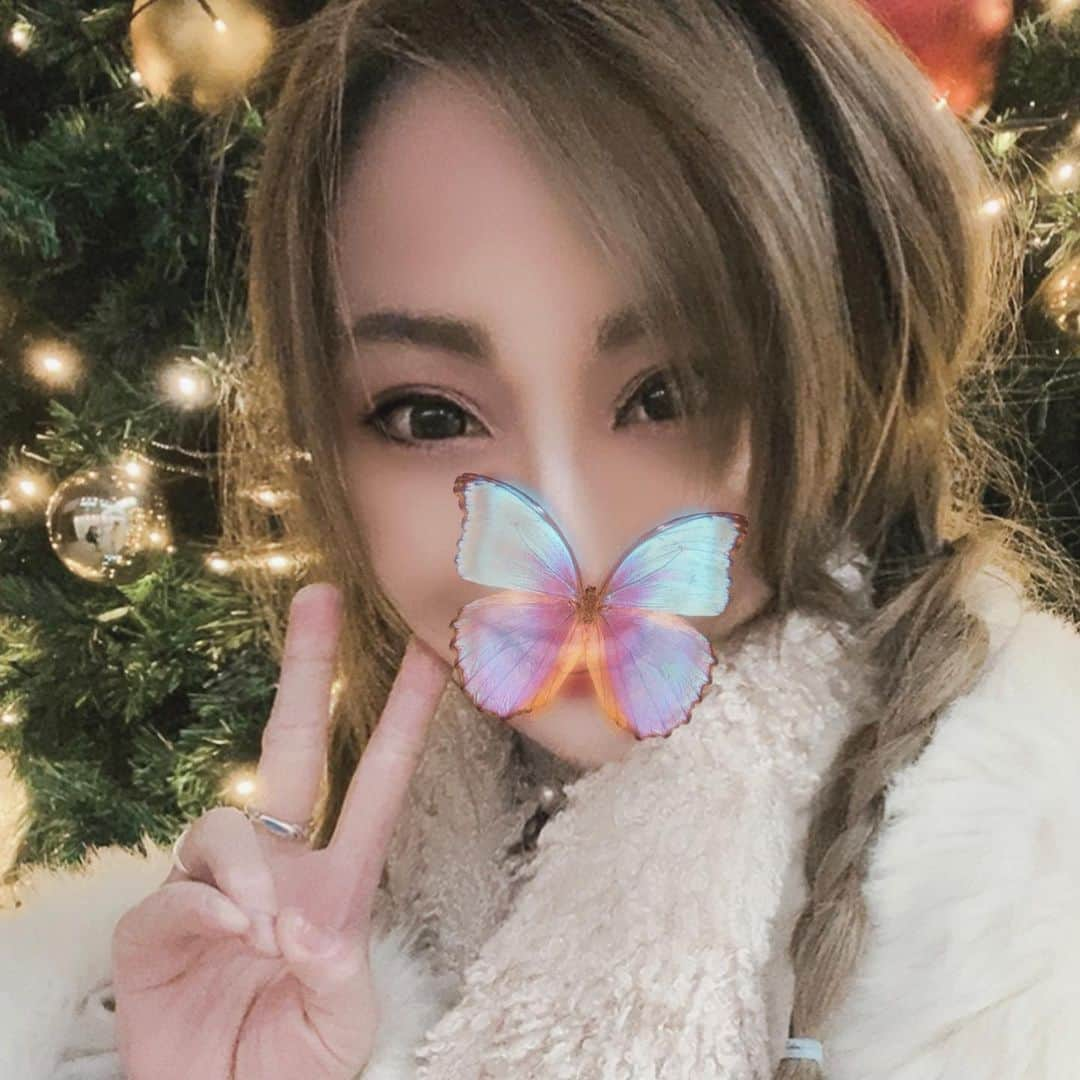 矢沢なりのインスタグラム：「ご無沙汰( *´꒳`*)੭⁾⁾💕 去年のクリスマスのみかちゅうとの撮影🍀 このあとねぎし食べて幸せだったぁ🌸🌸🌸撮影とはいえどお友達に会えるのは楽しい😊 みかちゅう今更あげてごめんねw  若干の体調不良から回復？してきて参りましたなりちゃんです☆*´∀`)ﾉ * 足がずーっと伸ばしているか、動き続けるかとかしたくて、おそらくレストレッグス症候群の軽いverなんじゃないかなって思うんだけどまだ原因わかりません(ﾉ*`꒳´*)ﾉ💦 かかりつけの病院ではまだ軽い症状だから持病もあるしもう少し様子見ましょう、コロナ明けにもう一度診察、と言うことになってます(๑ ˃̵͈́∀˂̵͈̀ ) 足が痙攣してる状態が続くみたいな感じ💦 逆に自粛中でよかった😱💦 配信中も気になってなかなか出来ず、ふくらはぎから足首、裏側の太もも、たまに足の指がうーんってなってしまうので配信は暗闇配信からの復帰になると思います😊💜 ウォーキング軽めでもするとそのあと足がピリピリ💦  自己判断では、去年からの自粛で極端に外に出るのが減って 運動不足と筋力が落ちてたりしてるかなぁなんて思っては、、いる🙏 腹筋とかあまりに足に負担かからないような筋トレをしてる感じ🤗 次に自粛明けで病院行くまでは、なんとか自分でストレッチとかして対策して治ってるといいなーって感じ👻 まあ大丈夫でしょ💖  やっとInstagramあげれる元気もでてきたし(๑و•̀ω•́)و 心は元気よ❣」