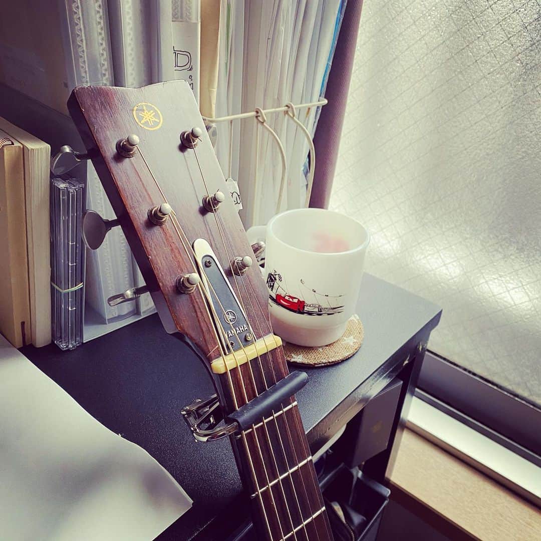のインスタグラム：「いつもしてるんですけどね。新しい歌を作ろうと。今日は雨です。もしかしたら雪になるかもしれないみたいです。」