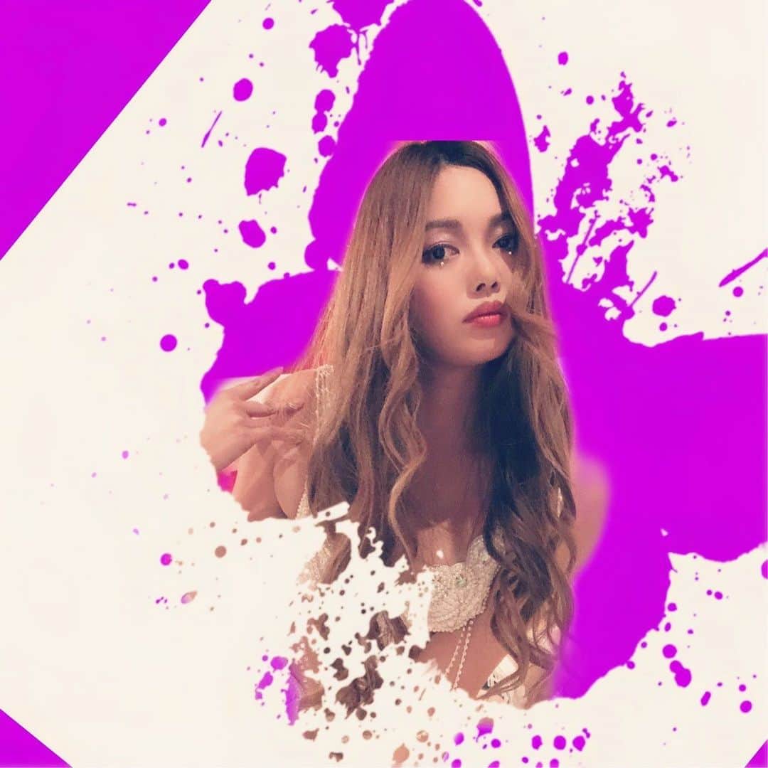 Dance MANAのインスタグラム：「紫がいい！のリクエストにより💜紫蝶々バージョンも作ってもらっちゃった🌈🦋 眠くてゴロゴロしながら制作作業中  Photo edited by @tsuyoshi__78   #ユリシス #幻の蝶 #幸せをもたらす蝶 #舞い #ダンサー #purple #choreographer #danceart #七色  #舞台 #ダンス公演 →2021年2月28日🌈🦋」