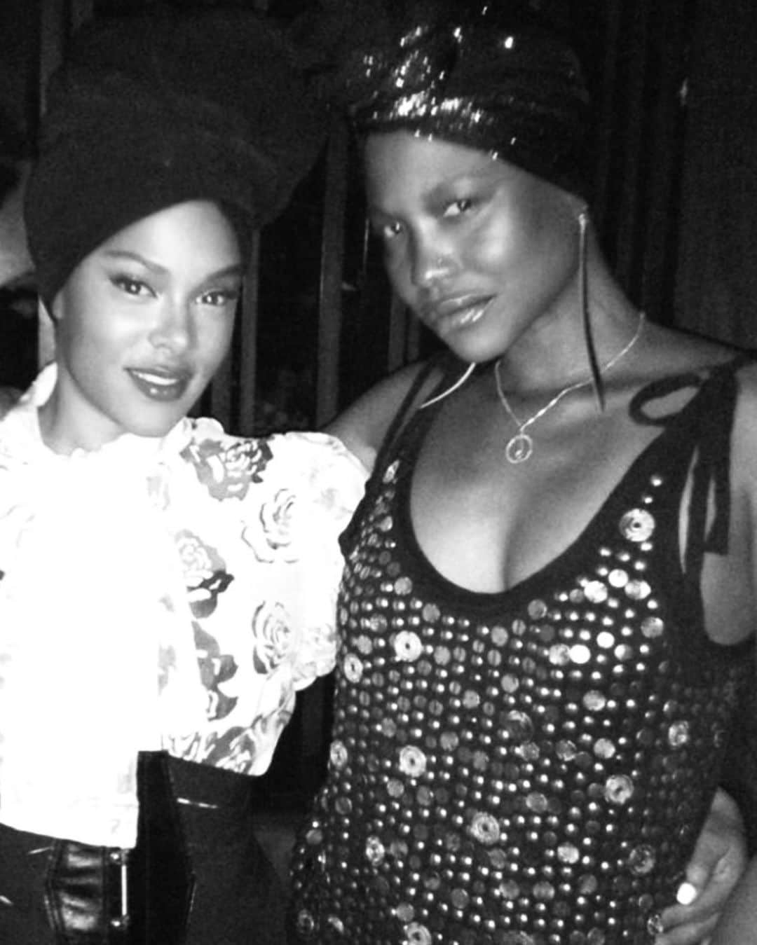 キーシャ・エップスのインスタグラム：「#fb If photos could talk   Head crown inspired by my Tee Queen x Queen 👑👑  #SomebodysMama #SomebodysGodMama  Happy Friday ya’ll❤️ God is truly the GREATEST」