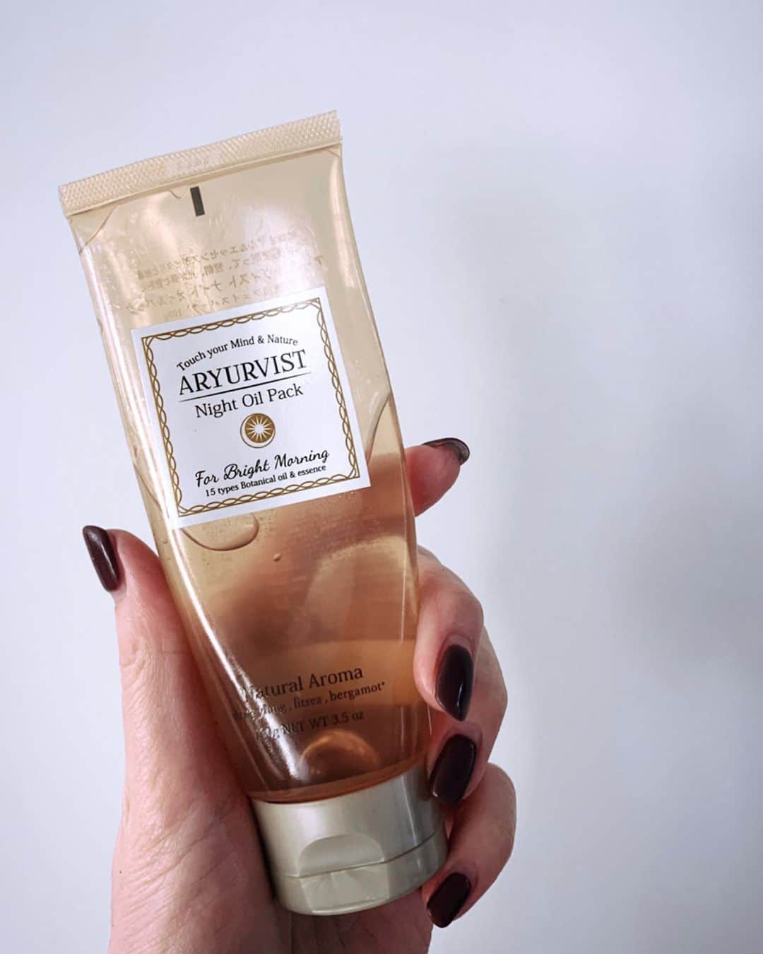 二ノ宮和佳子のインスタグラム：「Night Oil Pack @aryurvist   アーユルヴェーダで使用されてきたハーブオイルと、天然アロマ配合 1ヶ月使って、ハリと透明感がでてきた気がする シワにも効いてきたような @shioriyoshioka 教えてくれてありがと♡リピートします‼︎  #nightoilpack #aryurvist #お手頃だし助かります🙏」