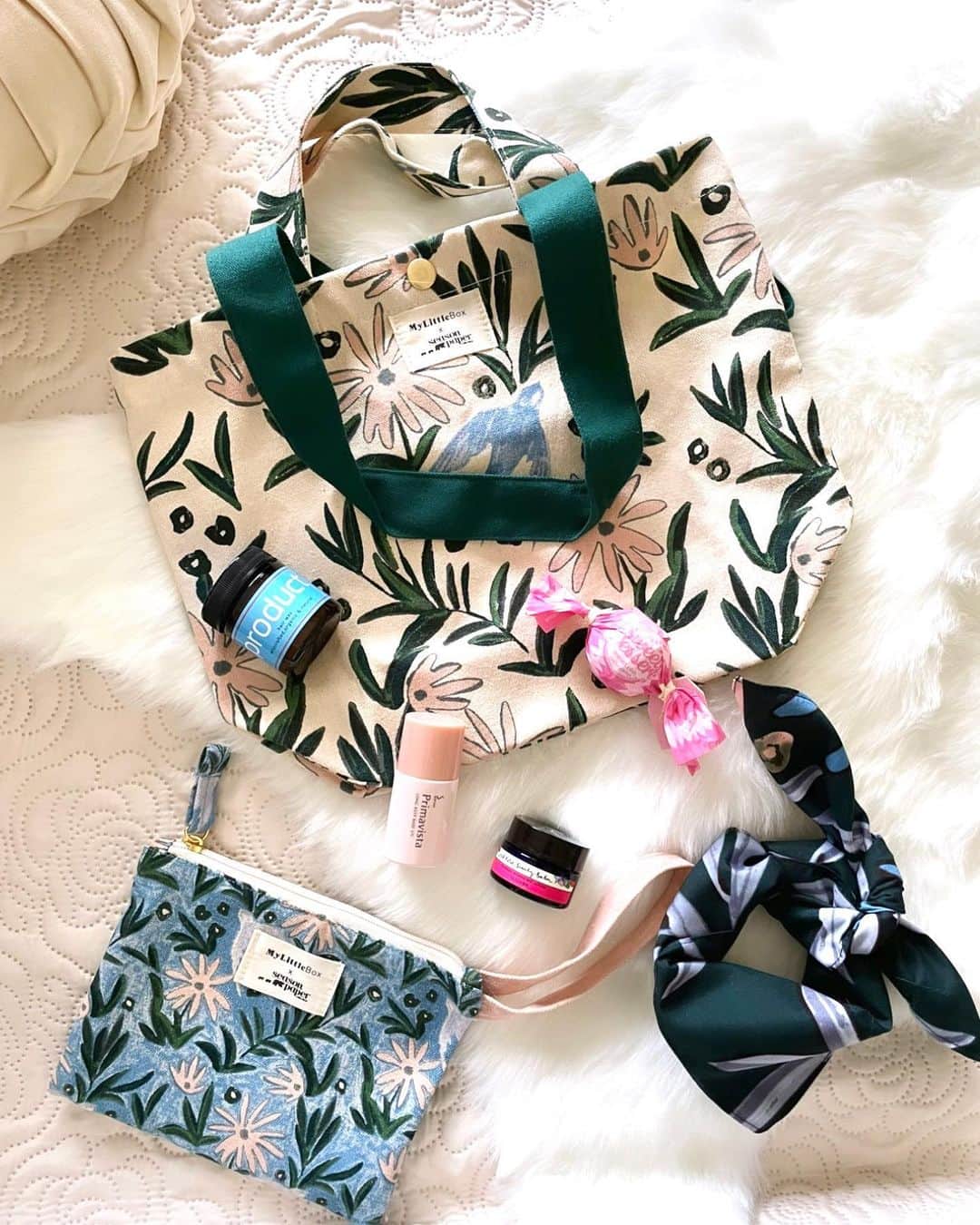 三佐和あやのインスタグラム：「@my_little_box_japan  フランスで人気を誇るテキスタイルデザインブランドのSeason Paperとのコラボ💛  コスメ💄はオーガニックブランドのニールズヤードレメディーズやザプロダクトなど...  何が出てくるんだろ〜って たのしすぎ〜🥺💕 さっそくぱくちゃんの着替えいれてみたり コスメ試してみたりしたよ𓈒𓏸𓐍  My Little Box はパリを短に感じられるフランス発のサービス💋なんだよ🎁  #mylittlebox  https://www.mylittlebox.jp/box  #おきが #おきがくらぶ #おきが倶楽部 #コスメ #ギフトボックス #バッグの中身 #ポーチ #ポーチの中身   #楽しすぎ ⤴︎⤴︎   #自分へのご褒美」