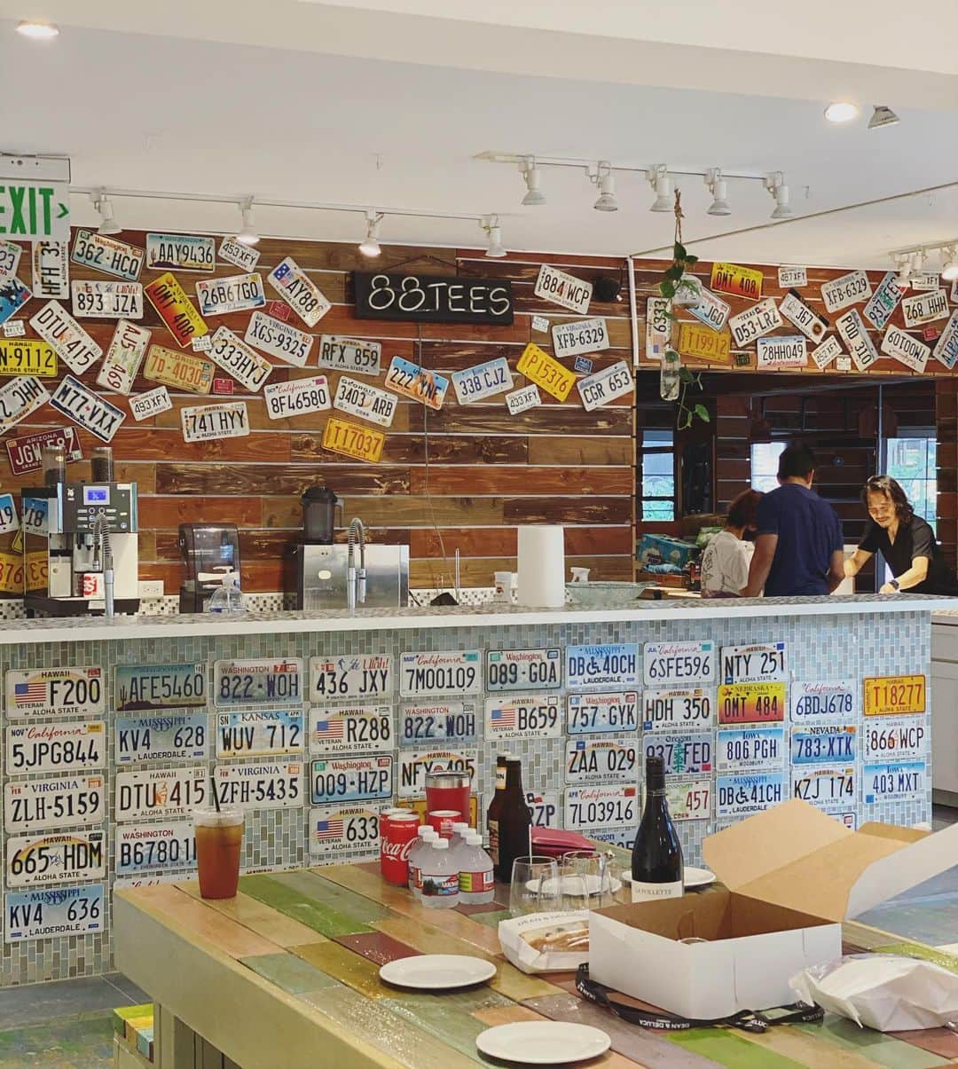 エビアン・クーのインスタグラム：「here I am enjoying my evening cheese & charcuterie box, not to mention it includes wine 🍷and their delicious raisin bread 🍞 that’s house made! Now you can get it here @deandelucahawaii   Oh yeah, this is our new store store.. Still in progress.... @88teesofficial   今日は仕事が終わって チーズプラッタセットをディーンデルーカで。 ワイン🍷もセットにあって美味しかった❗️  リッツのホテルにカフェがあって デリだったりコーヒー☕️も 楽しめるよ〜  今日も一日バタバタしてたから たまにはこういう日も必要だよね」