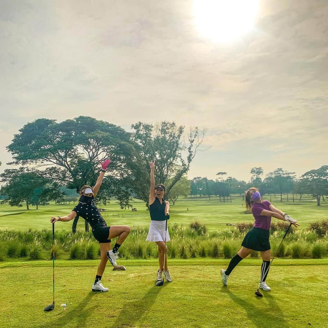 ルナ・マヤのインスタグラム：「Cewe cewe lapangan 😝 #golf」