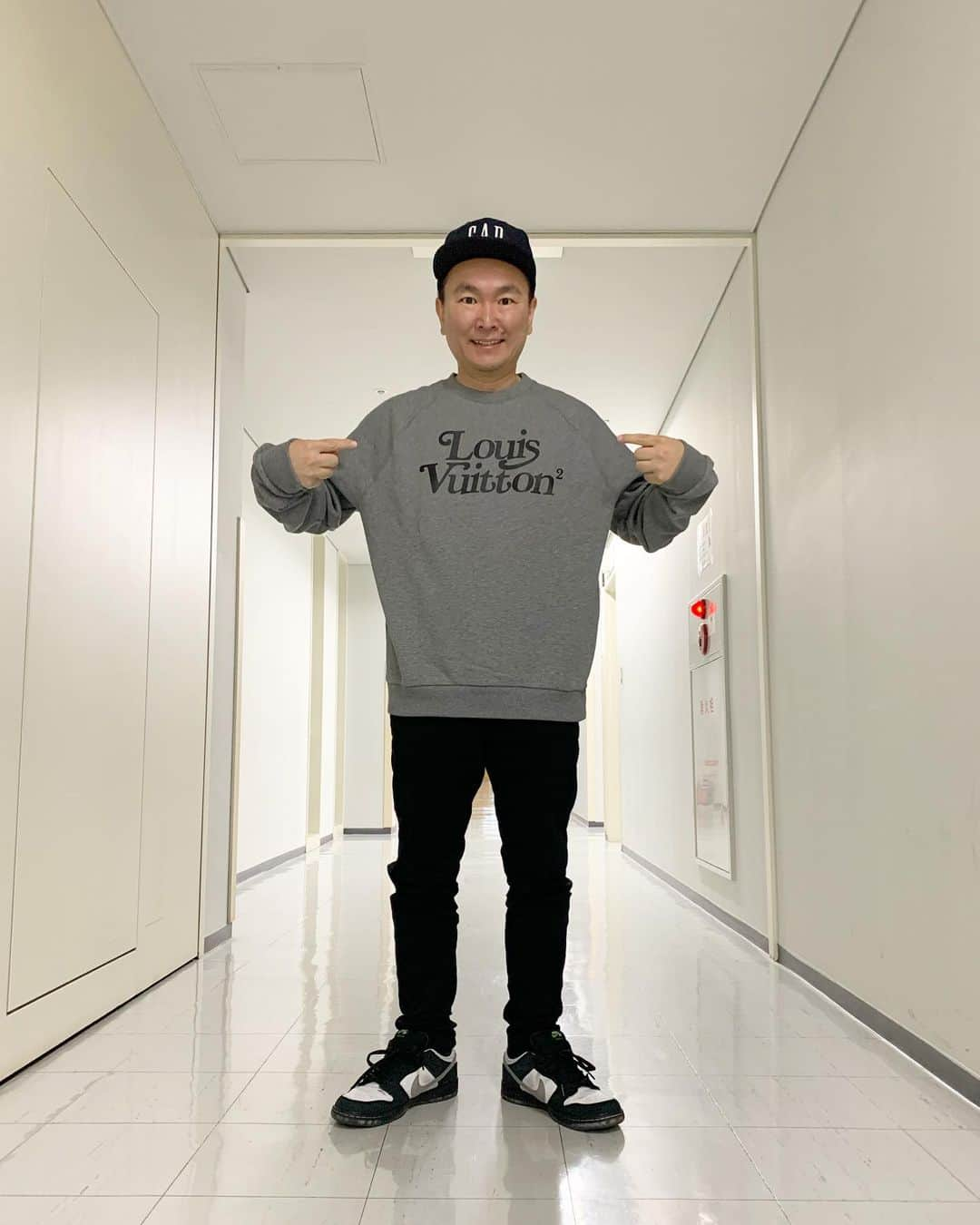 山内健司（かまいたち）さんのインスタグラム写真 - (山内健司（かまいたち）Instagram)「。 ついにゲットしたLV×nigo🖐  奇跡的に定価で買えました😆  めちゃくちゃカッコいい😚  いつも通り着れる感じが👍  アウターはsupreme×north face🔥  GUCCI×northもゲットしました🖐🖐🖐🖐🖐🖐🖐🖐🖐  またインスタアップしまーす🙋‍♂️  ハイブランド買った事ないから、箱とか捨てるのすんごいためらうね😂  GUCCI×Northは箱もカッコよかったから猫ちゃんの休憩スポットに改造する予定です🎁🎁🎁  #nike  #sneaker #lv  #louisvuitton  #gucci  #northface  #nigo  #かまいたち山内」1月23日 15時00分 - sneakerkenji0117